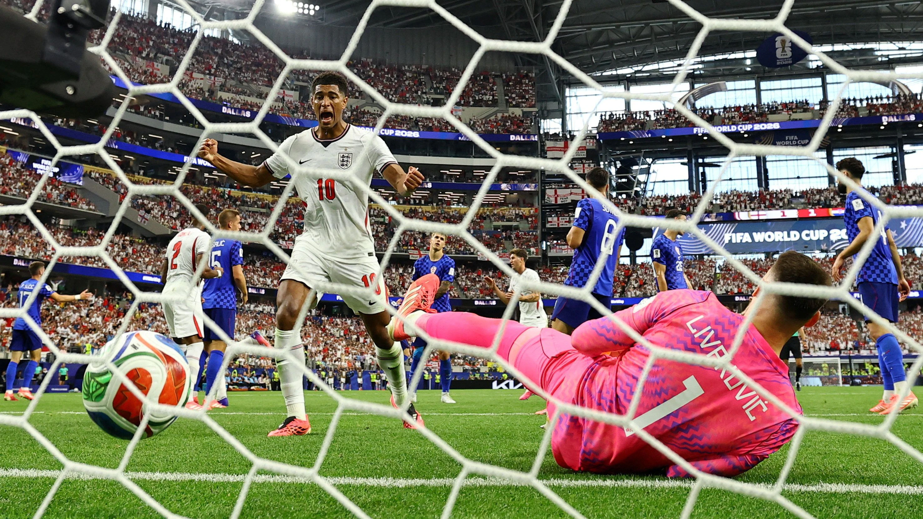 Harry Kane trifft, Jude Bellingham jubelt.     