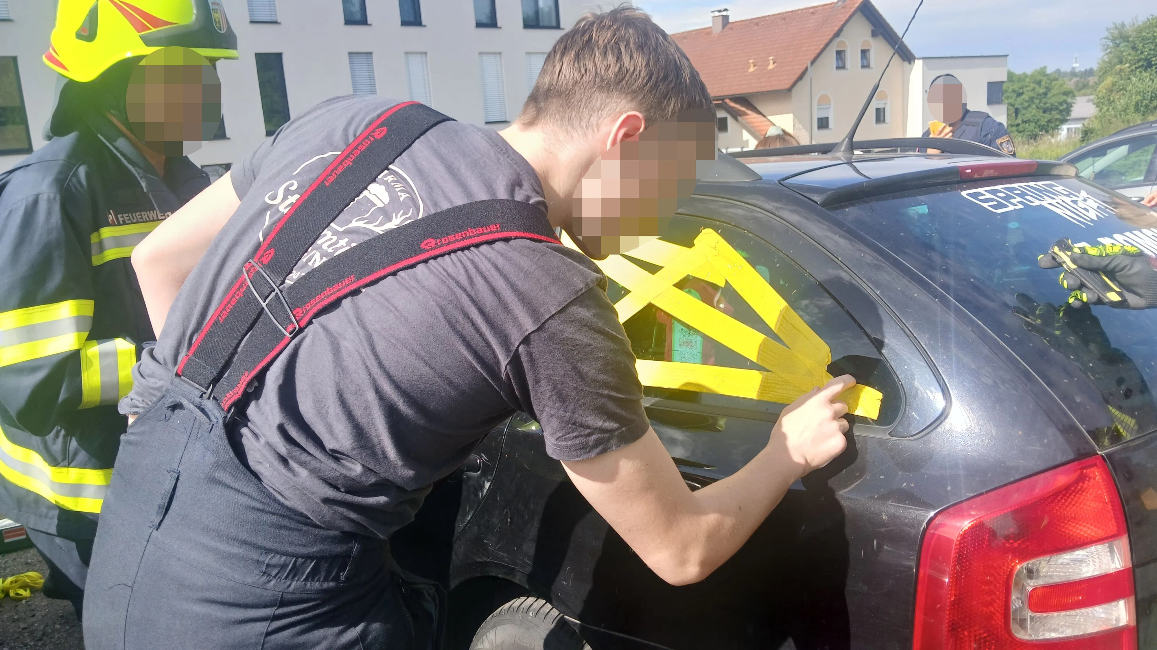 Die Einsatzkräfte schlugen die Scheibe ein, um das Baby zu retten.