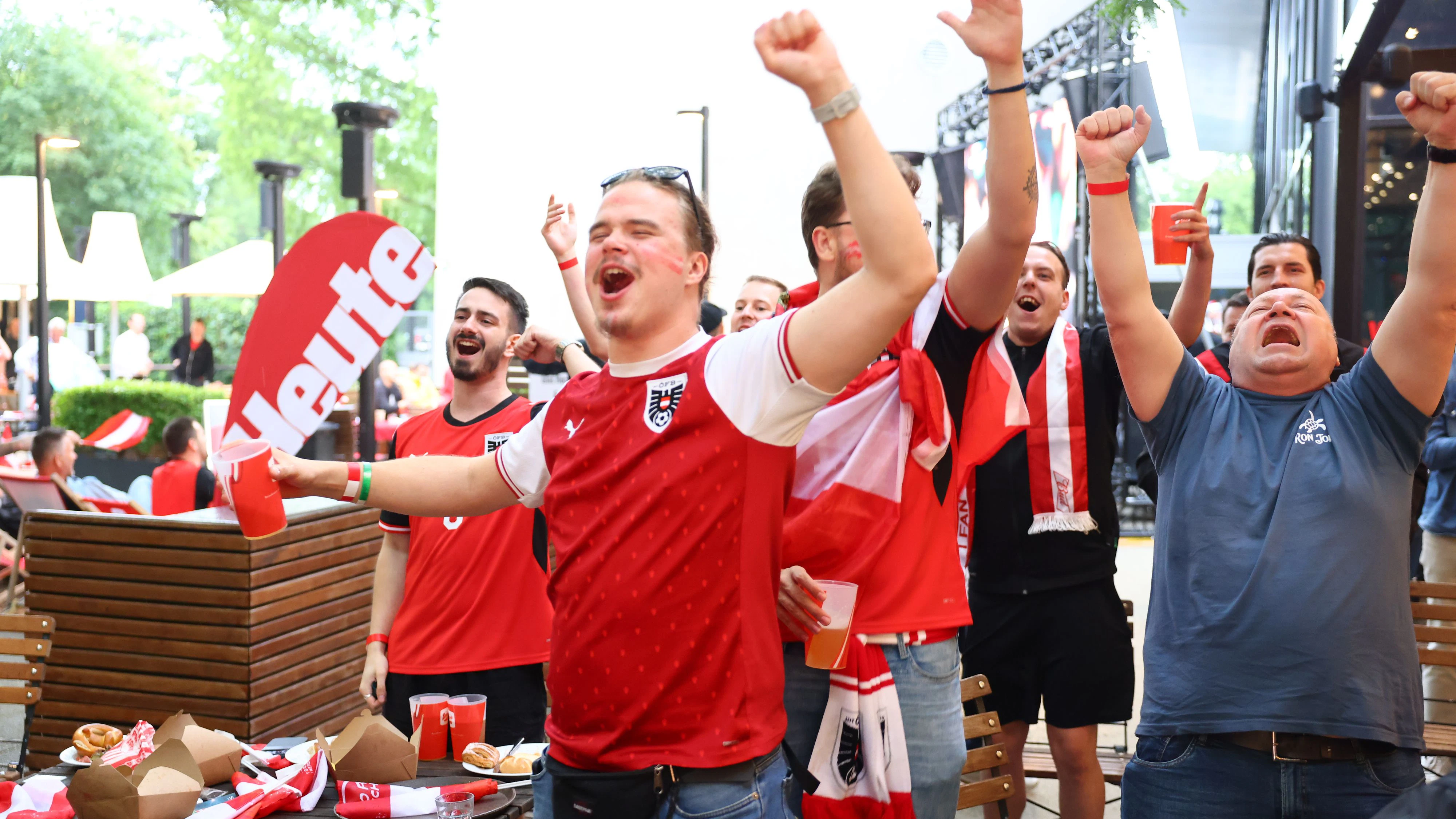 Heute.at - Wiener jubeln beim Public Viewing über Sieg bei WM