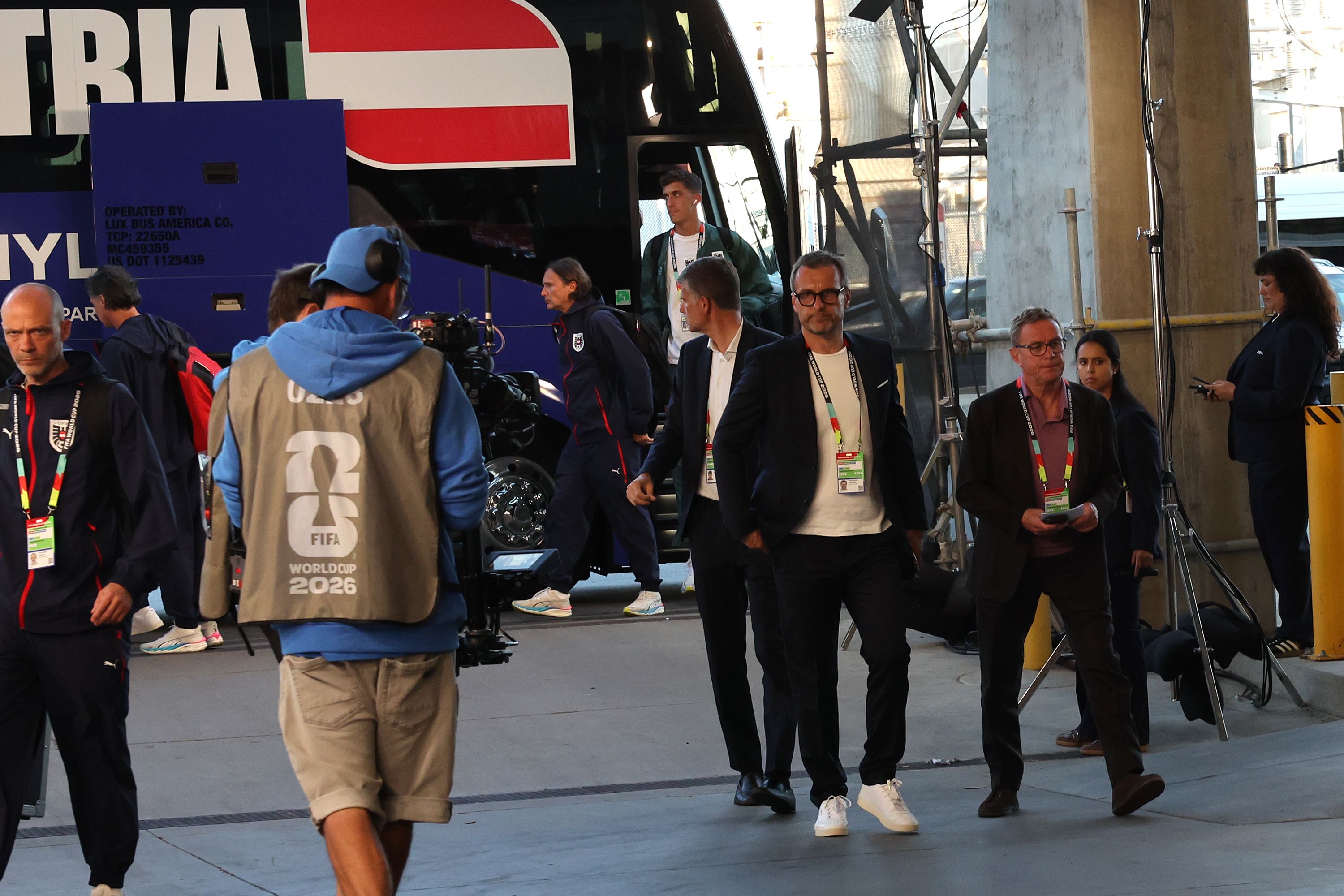 Teamchef Rangnick vor dem rot-weiß-roten Teambus