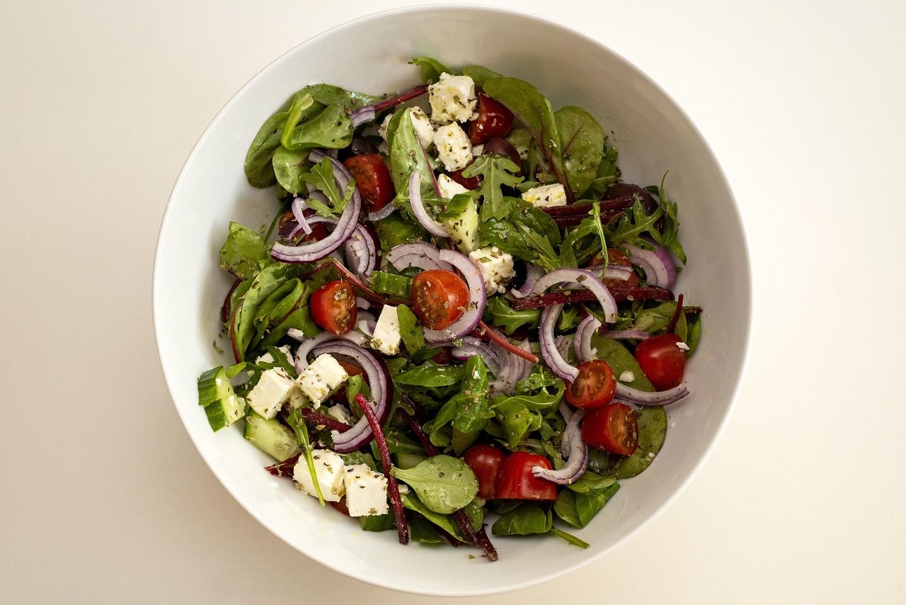 Frischer Gemüsesalat mit Fetakäse