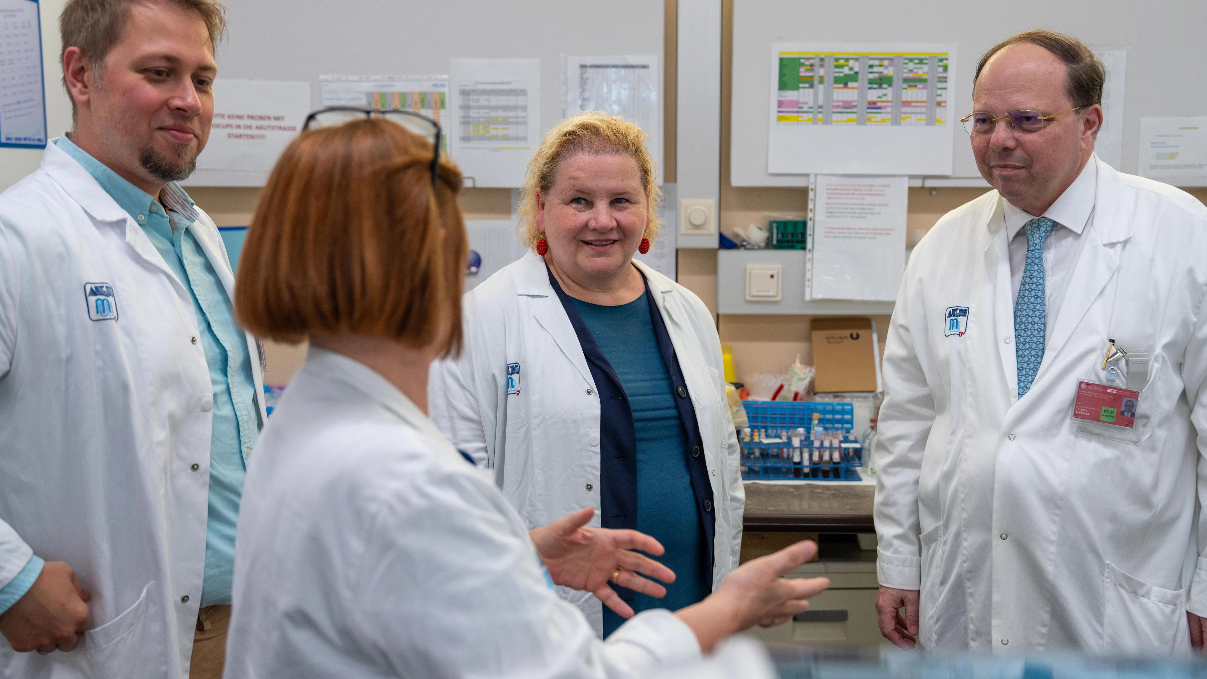 Ministerin Schumann ließ sich im AKH Wien Innovationen in Spitzenmedizin, Pflege, Ausbildung erklären.