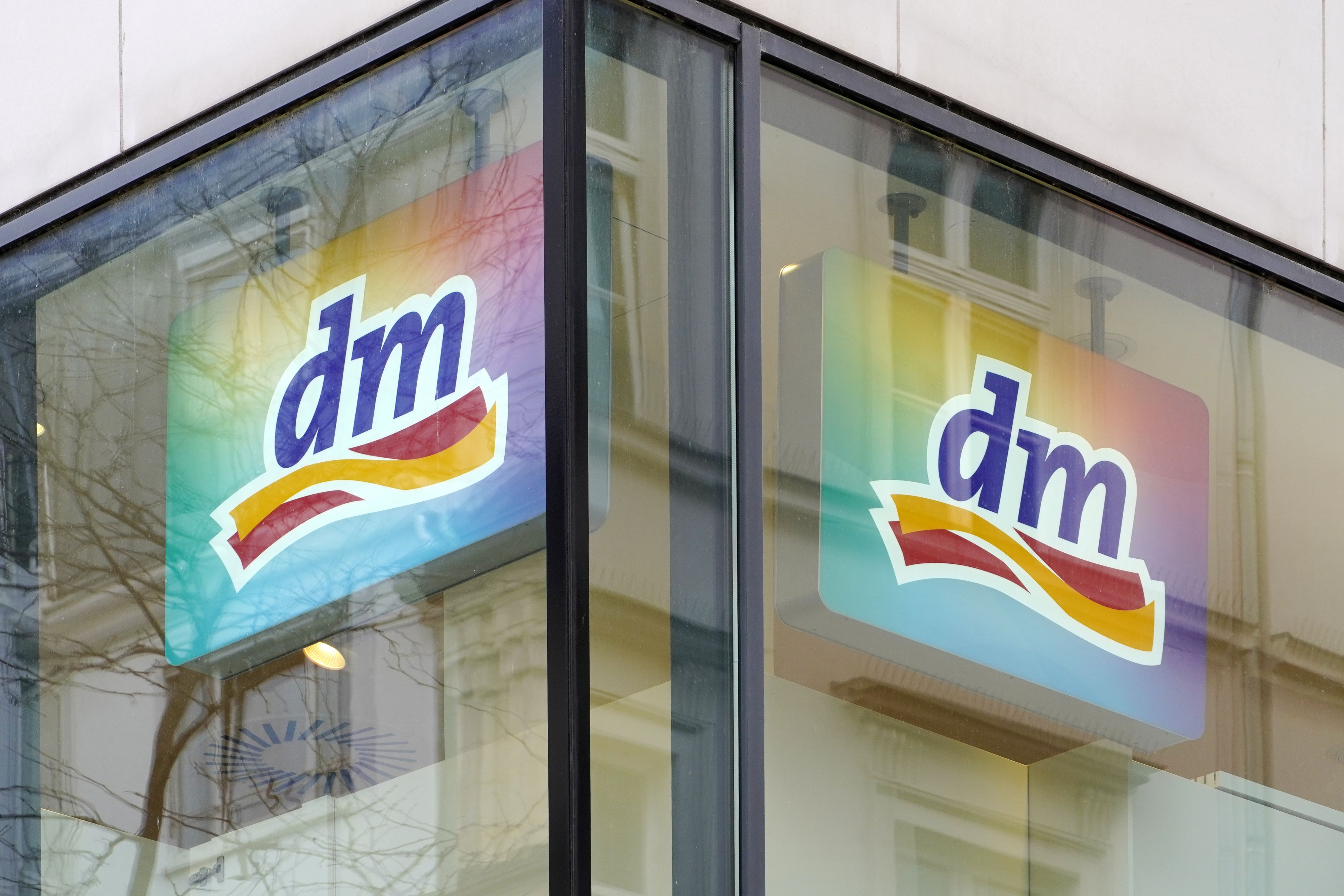 Ab 1. Juli 2026 werden bei dm sowohl die gesetzlich begünstigten Grundnahrungsmittel als auch zusätzlich ausgewählte Produkte aus ähnlichen Warengruppen im Preis gesenkt.