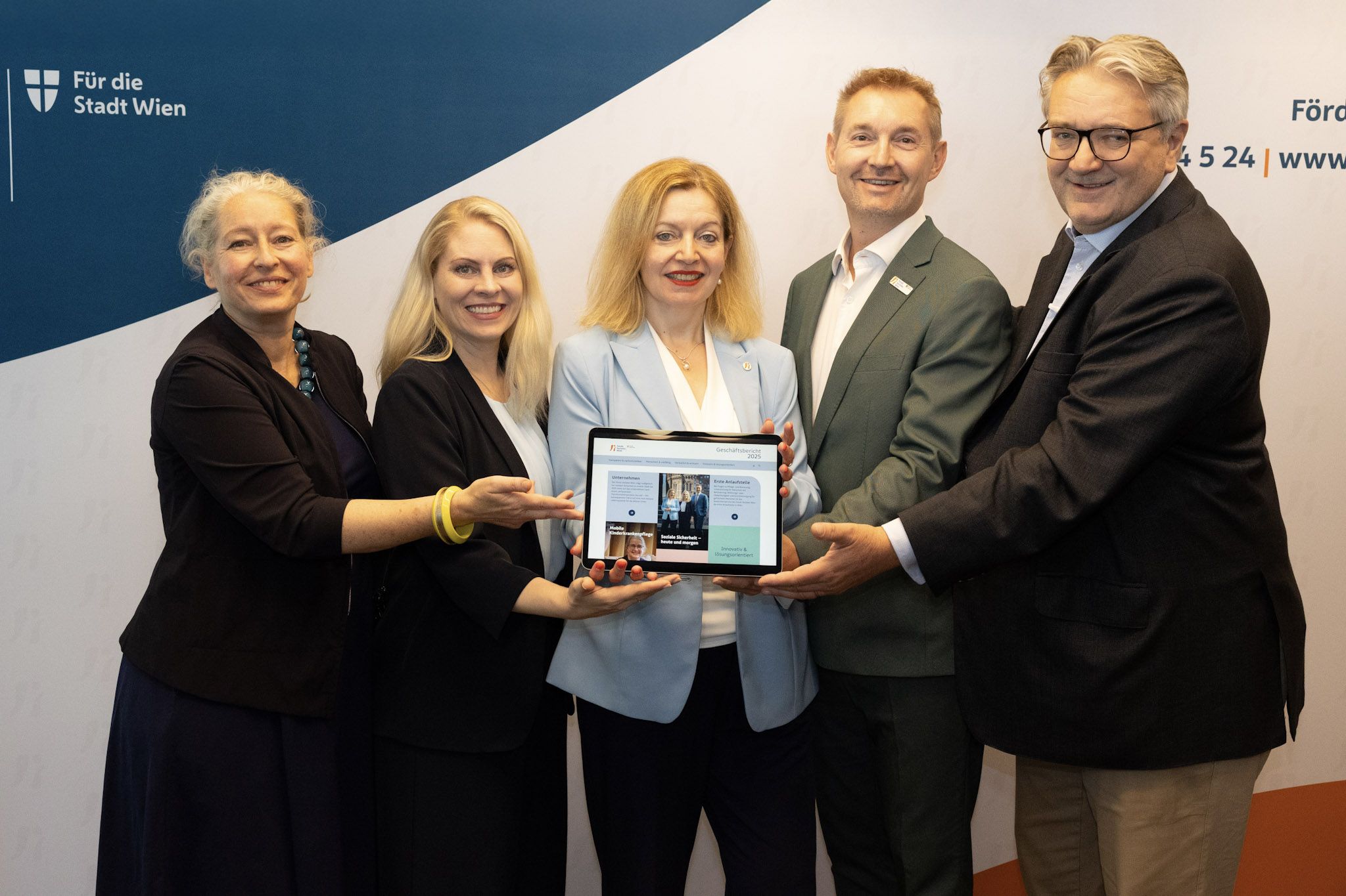 Arabel Bernecker-Thiel, NEOS Wien Sprecherin für Soziales und Generationen, FSW-Geschäftsführerin Susanne Winkler, FSW-Geschäftsführerin Anita Bauer, FSW-Geschäftsführer Michael Rosenberg und Sozialstadtrat Peter Hacker (v.l.).