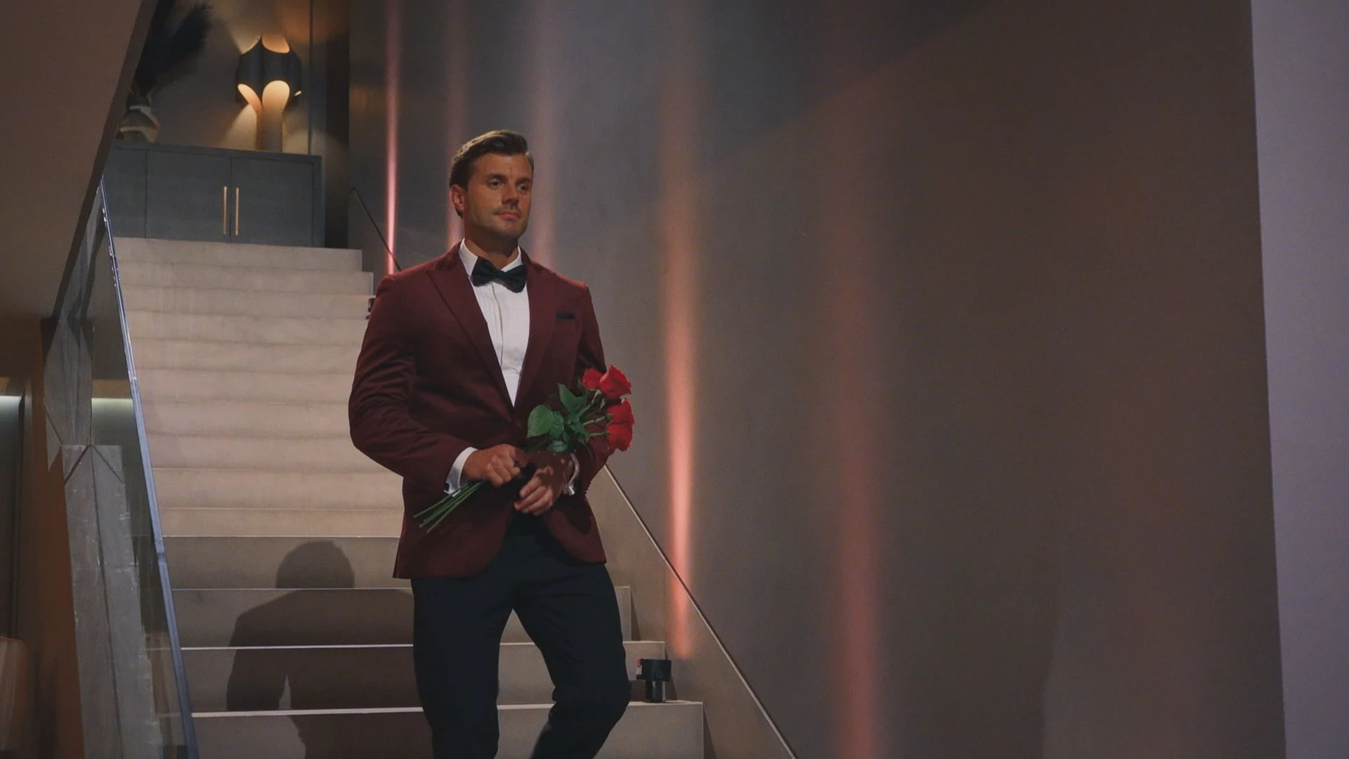 Tim verteilt am Ende alleine die Rosen.