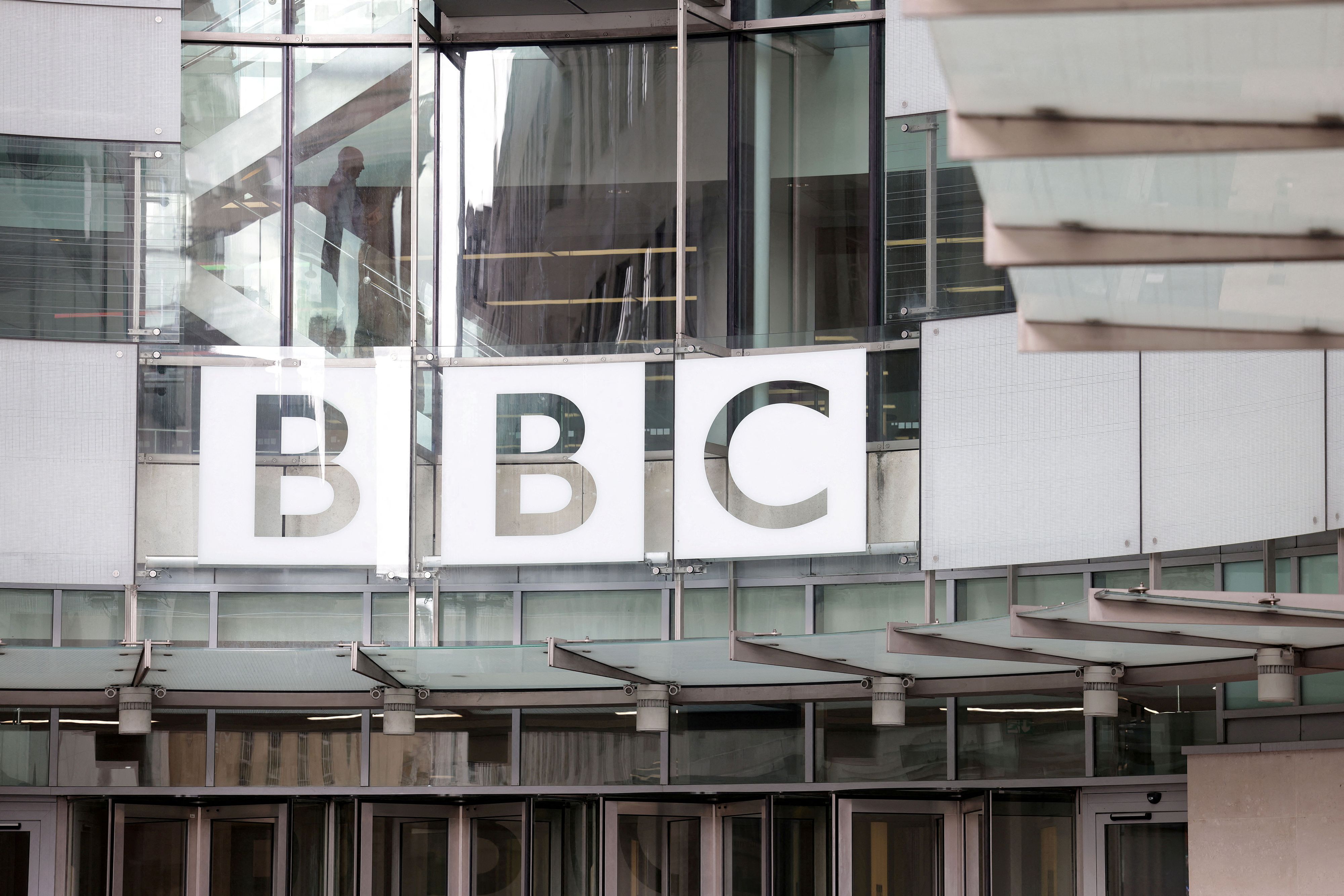 BBC muss bis 2027 rund 550 Stellen streichen. (Symbolbild)