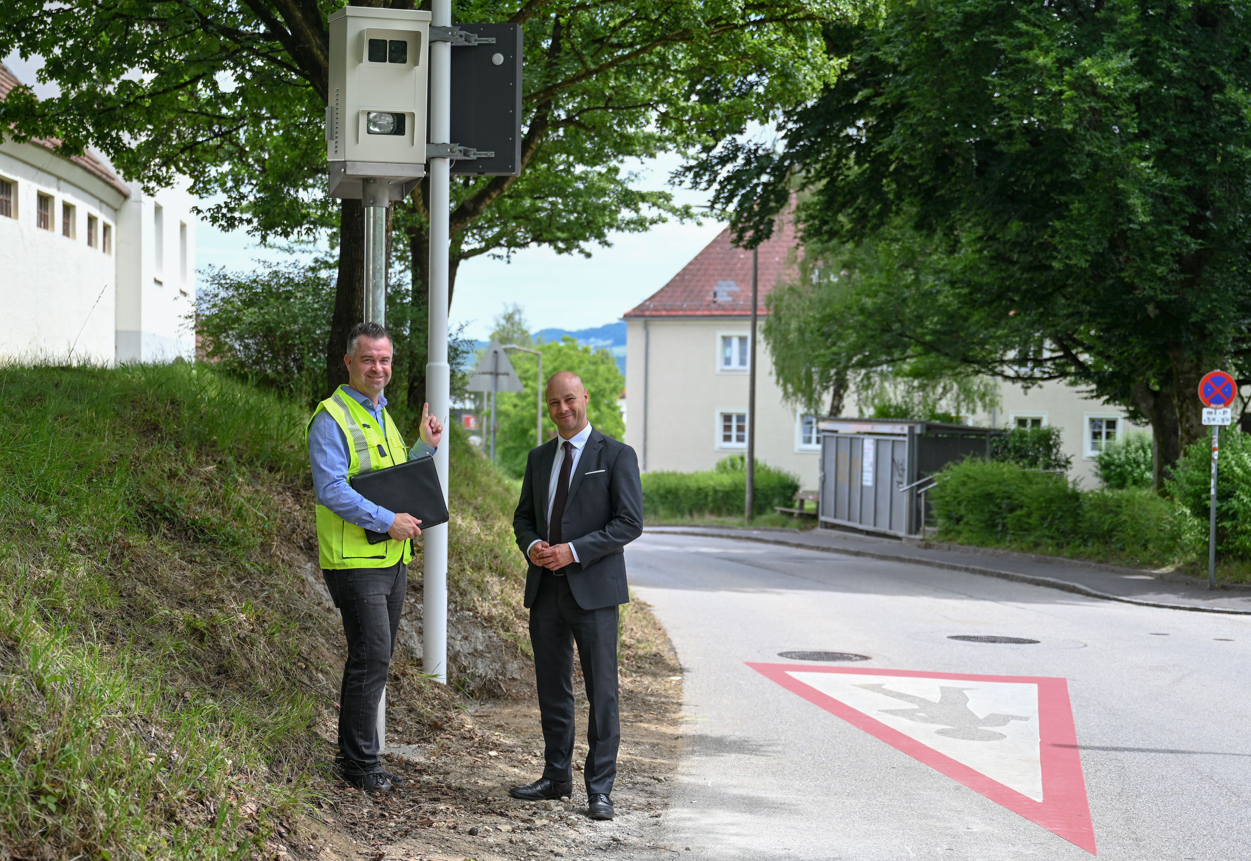 Martin Hajart (ÖVP, re.) beim neuen Radar in drei Meter Höhe