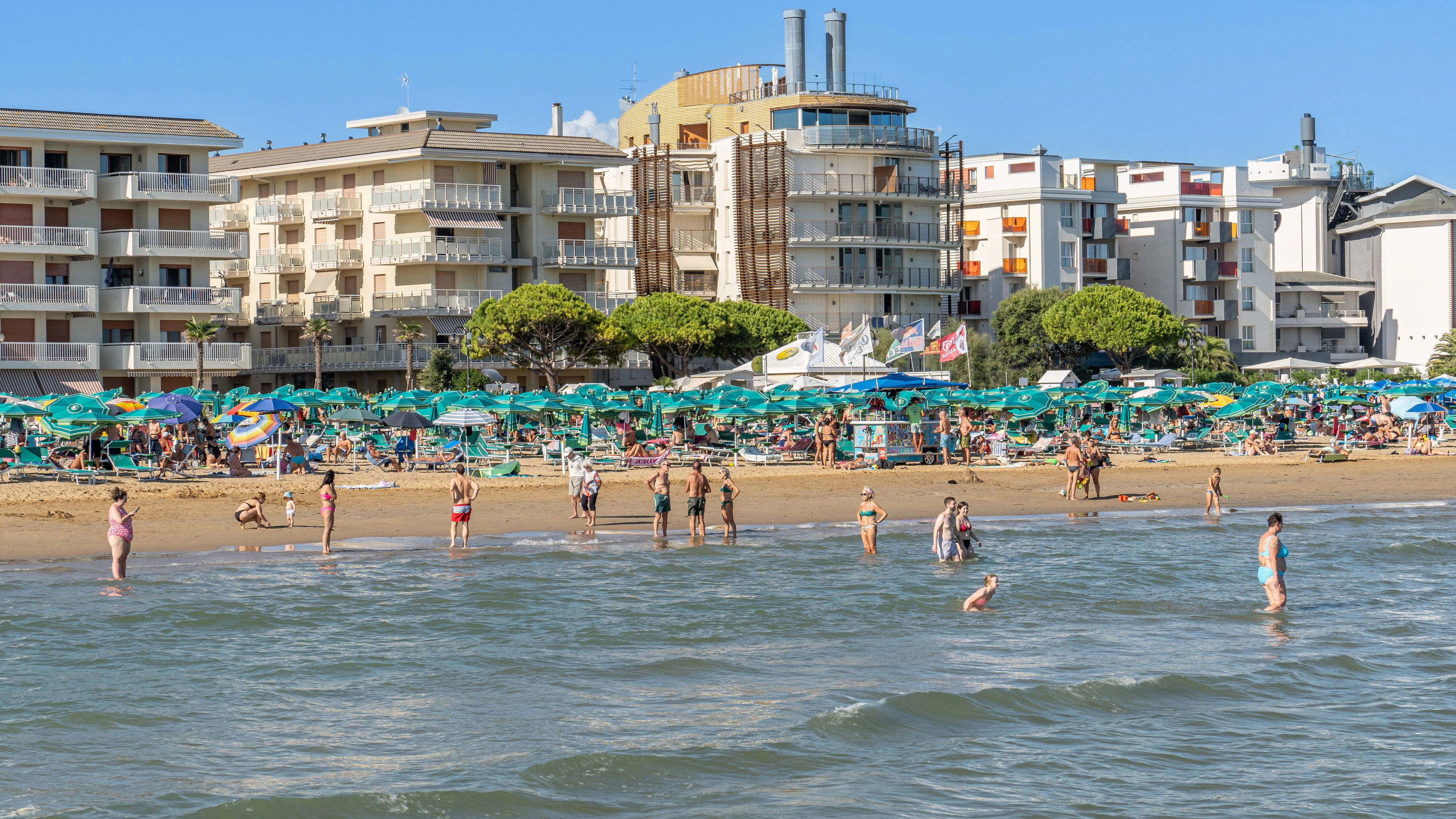 07.09.2024 / Lido di Jesolo, Provinz Venedig, Venetien, obere Adria, Italien / Küste am Mittelmeer, Sandstrand, Meeresstrand, Strandbad, Urlaub, Badeurlaub, Sommerurlaub, Ferien am Meer, Liegestühle und Sonnenschirme am Strand, Urlauber am Sandstrand, Touristen am Strand, Hotels am Strand, Strandhotels, Hotel direkt am Meer, Sandstrand, Urlauber baden, schwimmen im Meer *** 07 09 2024 Lido di Jesolo, Province of Venice, Veneto, upper Adriatic Sea, Italy Mediterranean coast, sandy beach, seaside, beach resort, vacation, beach vacation, summer vacation, vacation by the sea, deck chairs and umbrellas on the beach, vacationers on the sandy beach, tourists on the beach, hotels on the beach, beach hotels, hotel directly by the sea, sandy beach