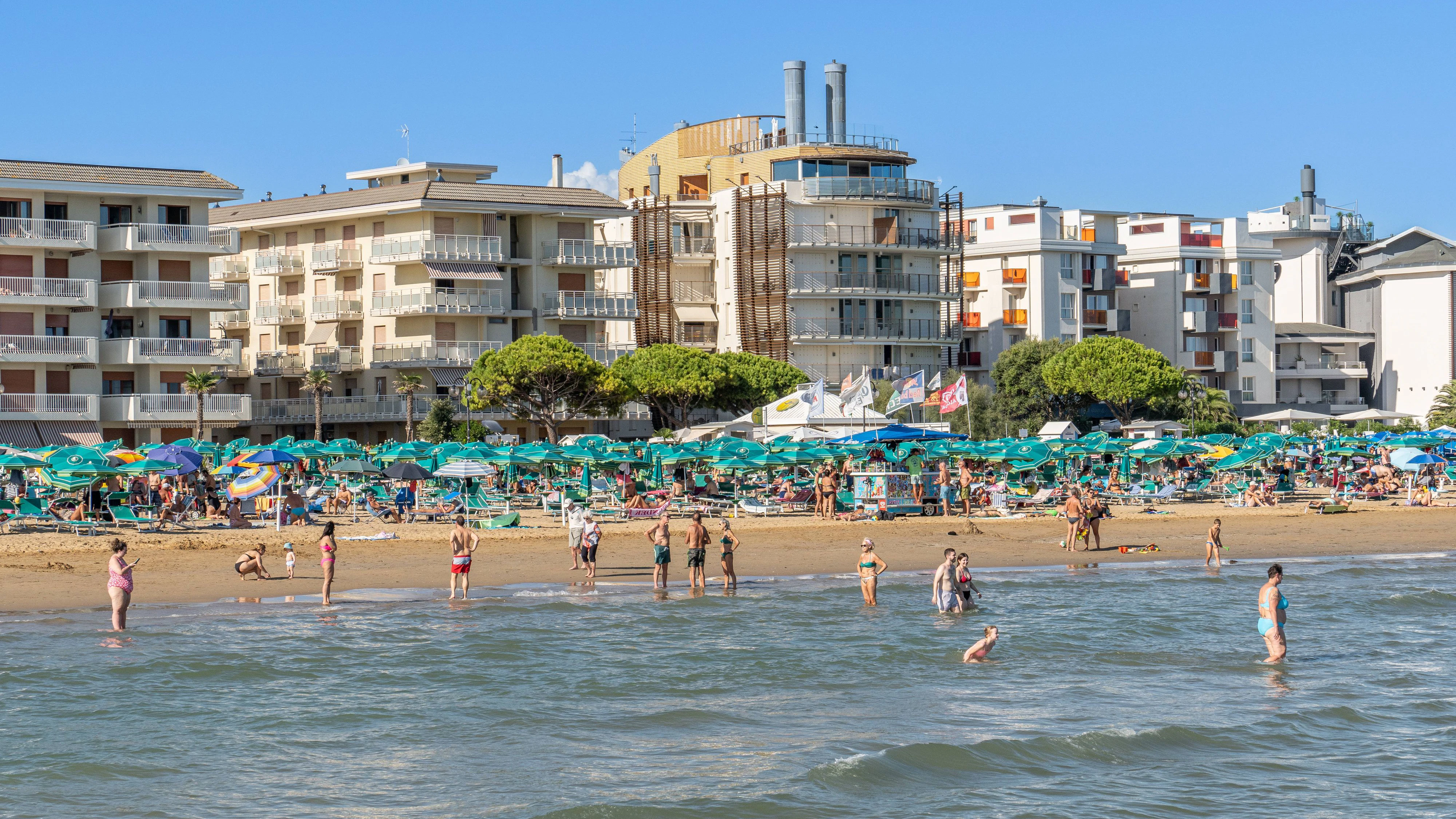 07.09.2024 / Lido di Jesolo, Provinz Venedig, Venetien, obere Adria, Italien / Küste am Mittelmeer, Sandstrand, Meeresstrand, Strandbad, Urlaub, Badeurlaub, Sommerurlaub, Ferien am Meer, Liegestühle und Sonnenschirme am Strand, Urlauber am Sandstrand, Touristen am Strand, Hotels am Strand, Strandhotels, Hotel direkt am Meer, Sandstrand, Urlauber baden, schwimmen im Meer *** 07 09 2024 Lido di Jesolo, Province of Venice, Veneto, upper Adriatic Sea, Italy Mediterranean coast, sandy beach, seaside, beach resort, vacation, beach vacation, summer vacation, vacation by the sea, deck chairs and umbrellas on the beach, vacationers on the sandy beach, tourists on the beach, hotels on the beach, beach hotels, hotel directly by the sea, sandy beach