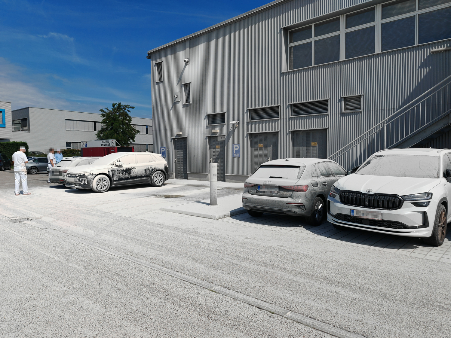 Ein technischer Defekt stäubte die Autos der Mitarbeiter und Kunden schneeweiß ein.