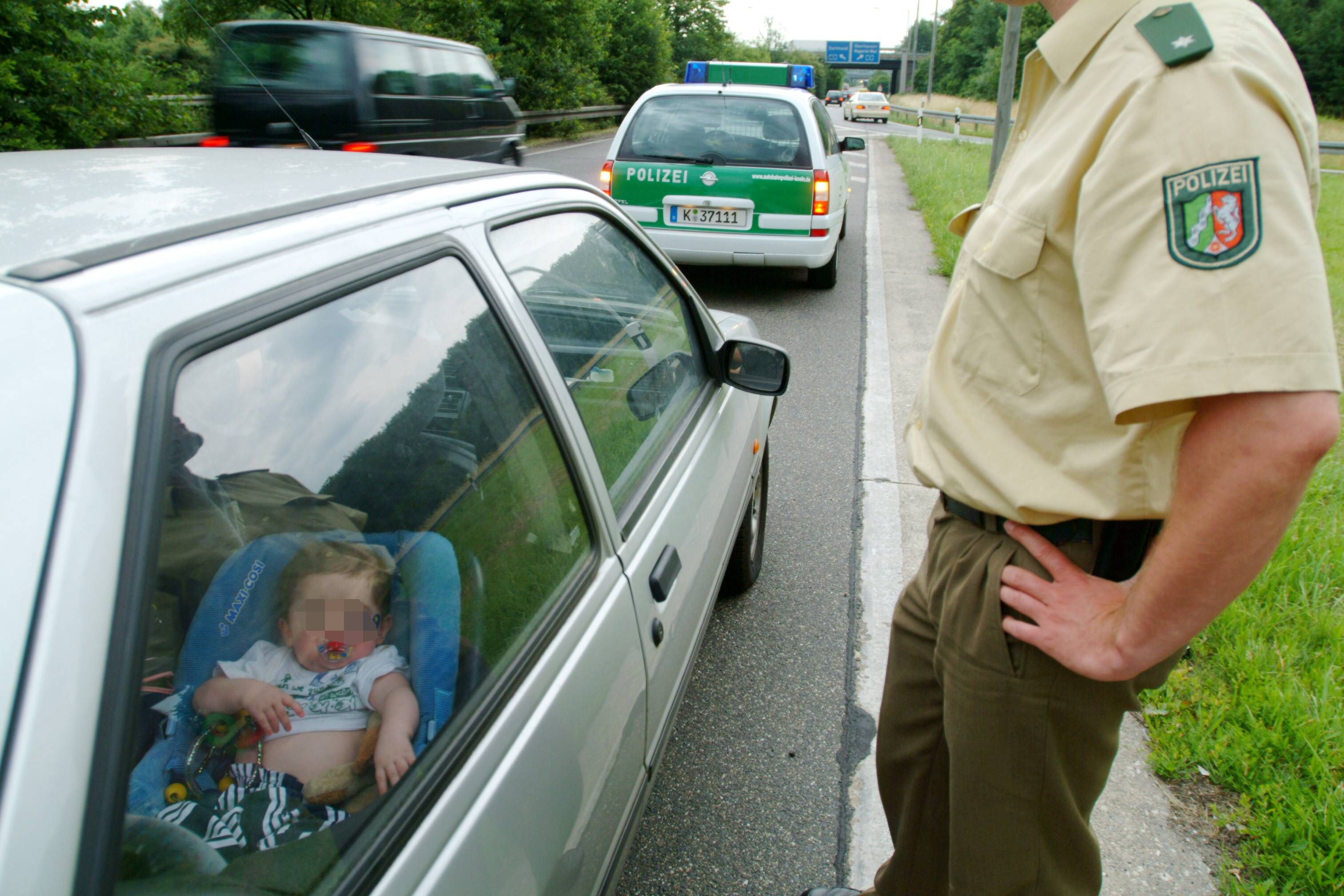 Das Kind war plötzlich im Auto eingesperrt. Seine Mama konnte von außen nichts mehr tun, musste die Feuerwehr alarmieren.