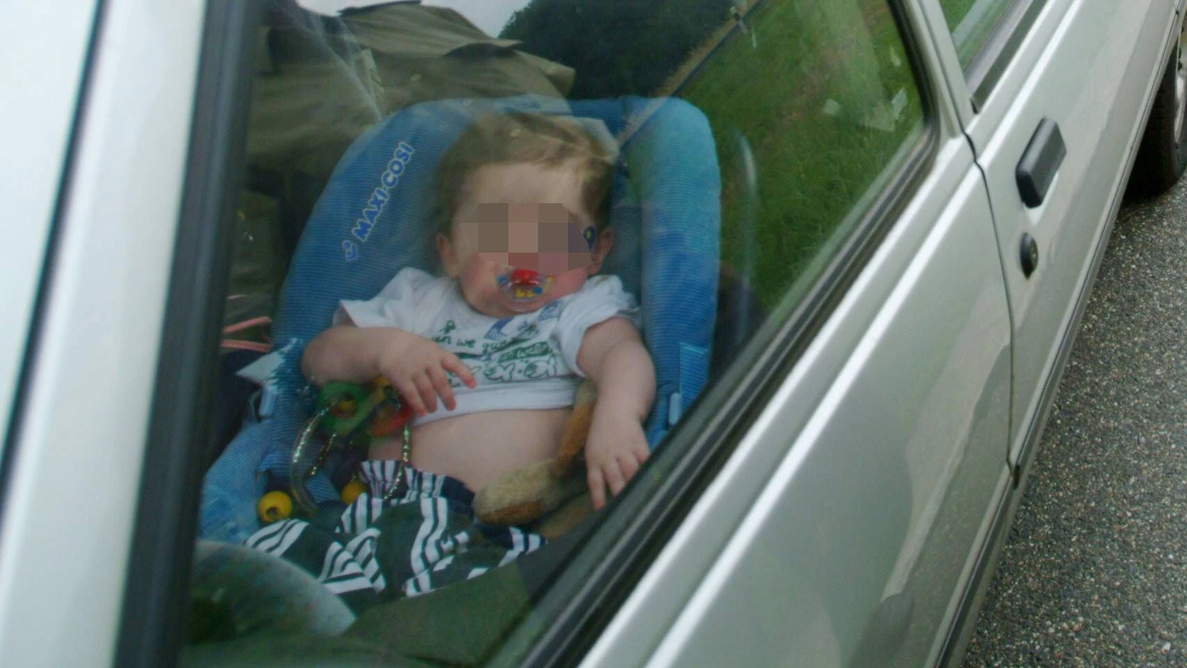 Das Kind war plötzlich im Auto eingesperrt. Seine Mama konnte von außen nichts mehr tun, musste die Feuerwehr alarmieren.