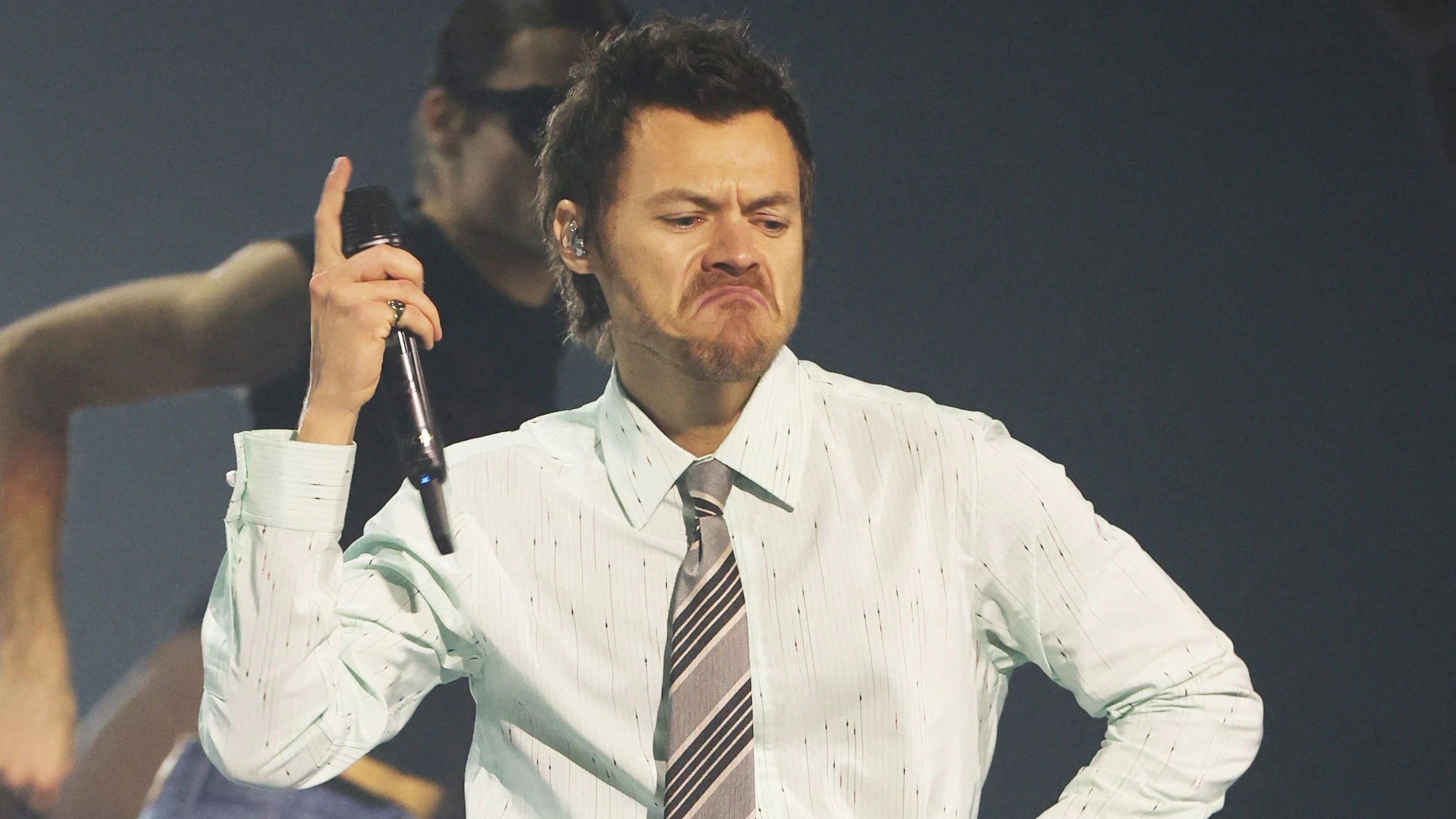 Harry Styles zeigt sich aktuell mehr angezogen, als früher.