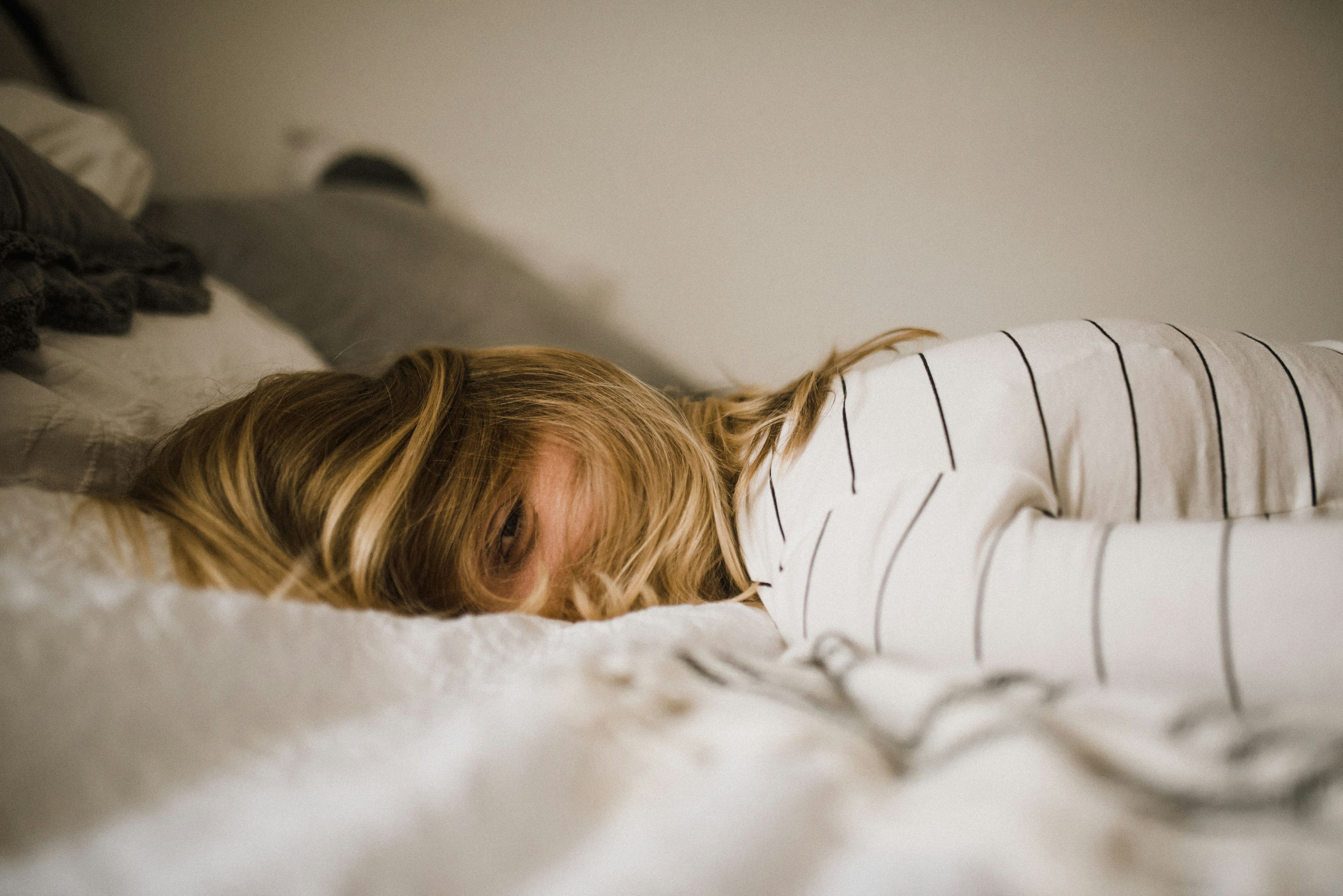 Frauen leiden oft unter Schlafproblemen und Erschöpfung. 