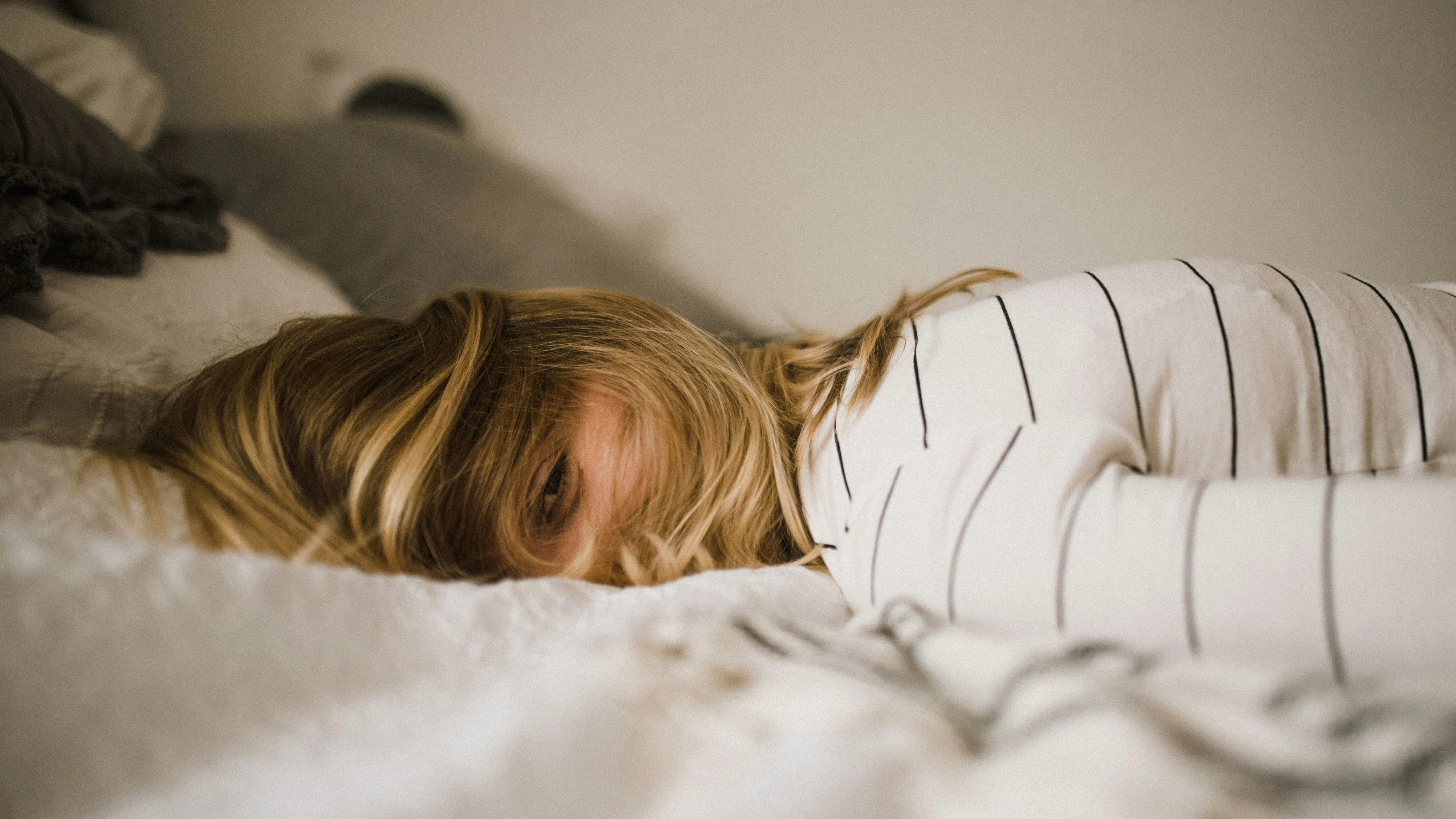 Frauen leiden oft unter Schlafproblemen und Erschöpfung. 