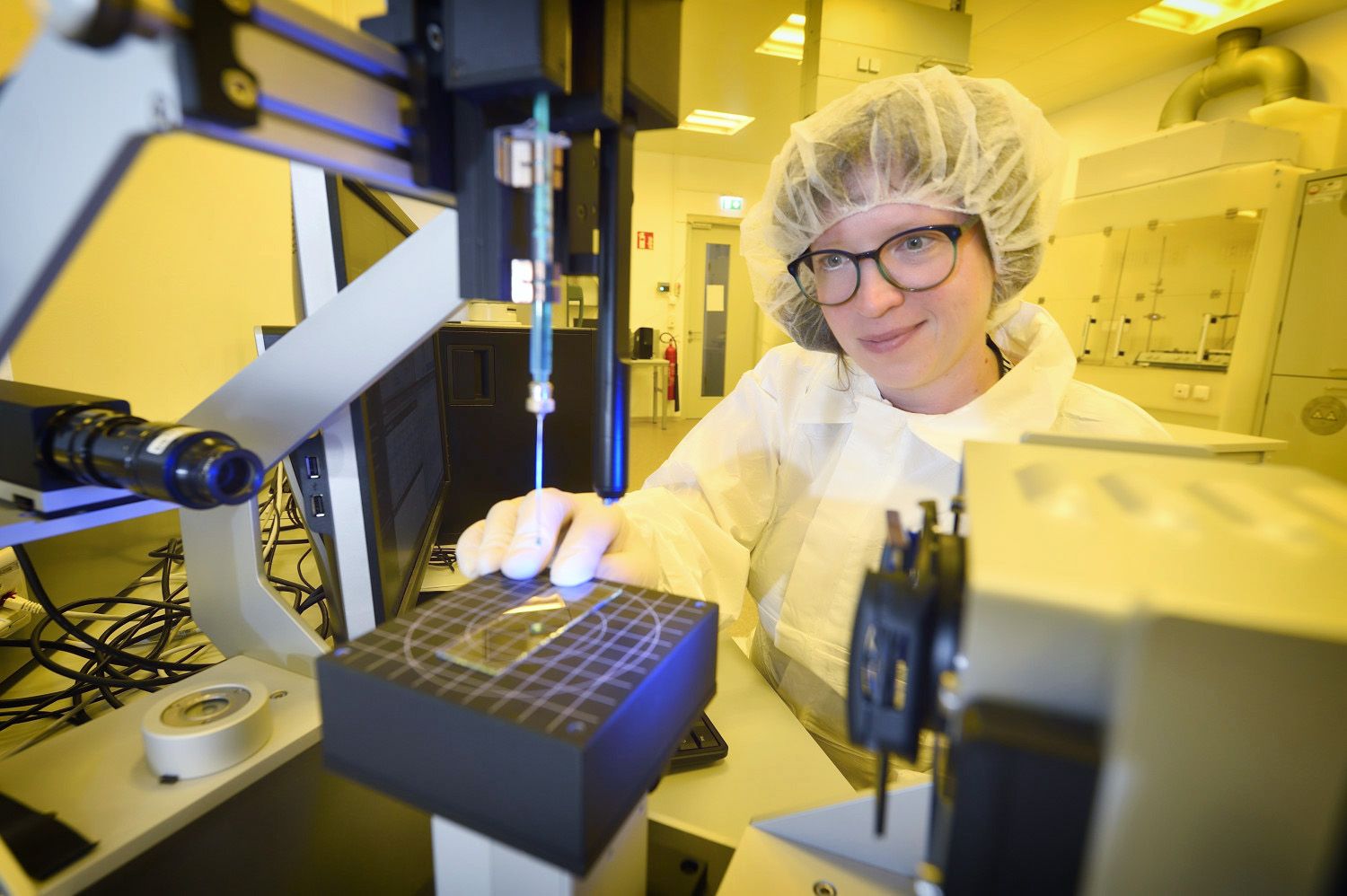 Eva Melnik, Molecular-Diagnostics-Sensor-Expertin, in Reinraum.