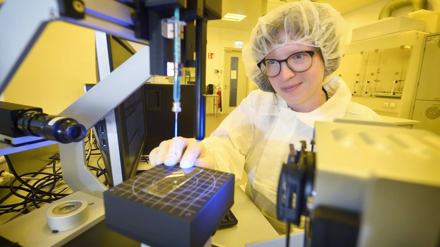 Eva Melnik, Molecular-Diagnostics-Sensor-Expertin, in Reinraum.