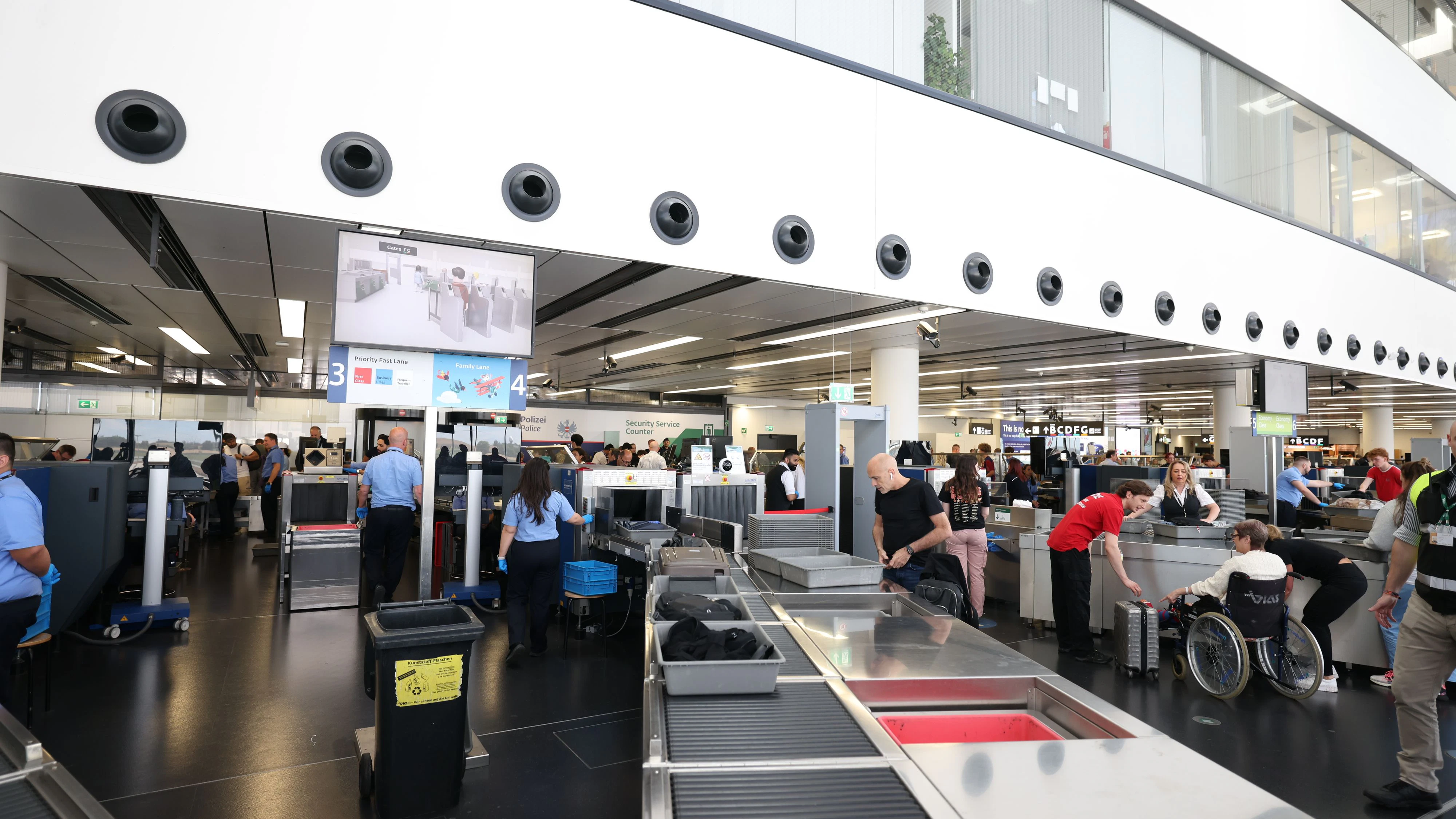 20240704 / miniserin susanne raab am flughafen wien mit günter ofner / foto: denise auer / tageszeitung heute 
