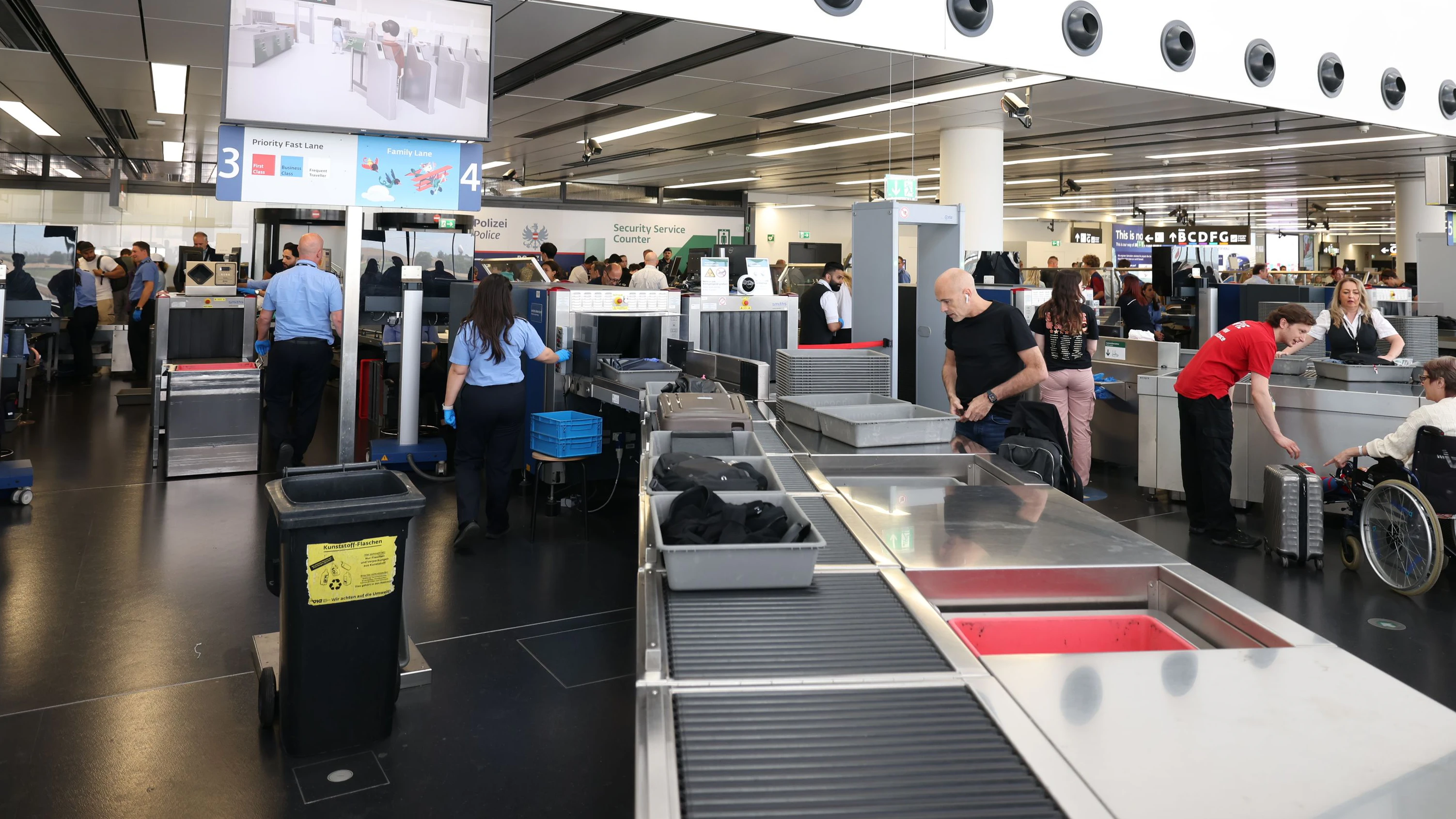 20240704 / miniserin susanne raab am flughafen wien mit günter ofner / foto: denise auer / tageszeitung heute 