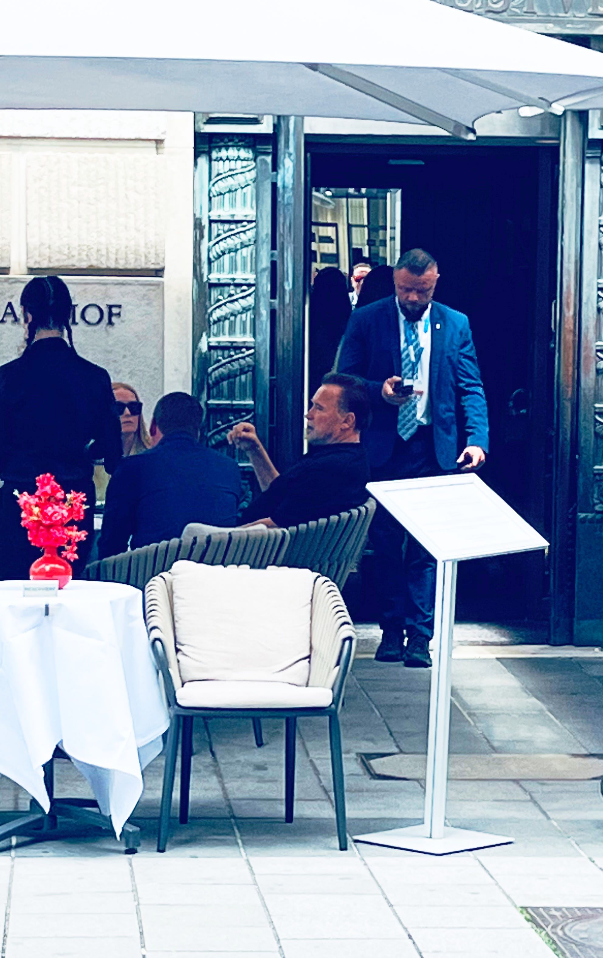 Arnold Schwarzenegger im Park Hyatt Hotel Cafe