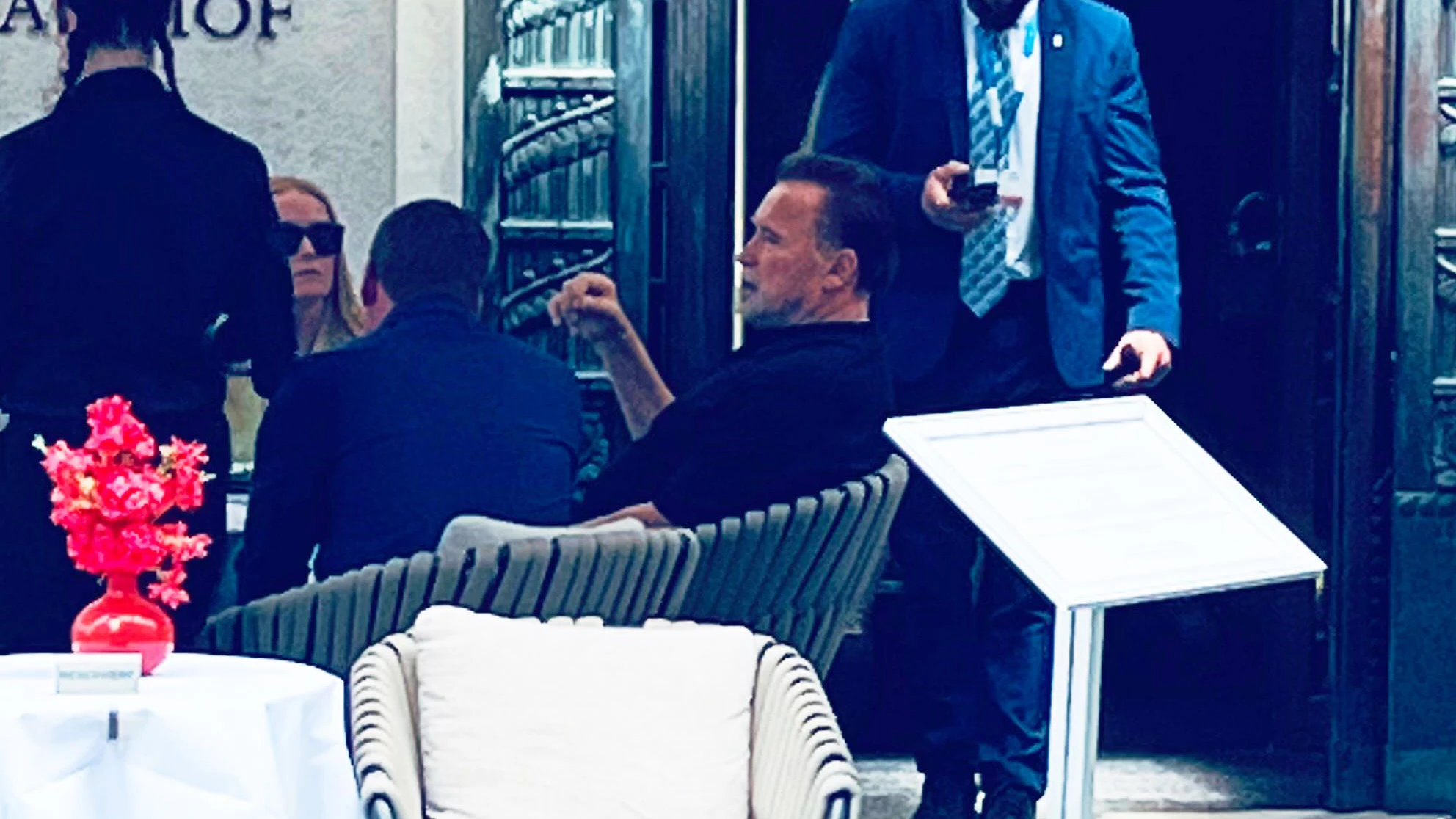 Arnold Schwarzenegger im Park Hyatt Hotel Cafe