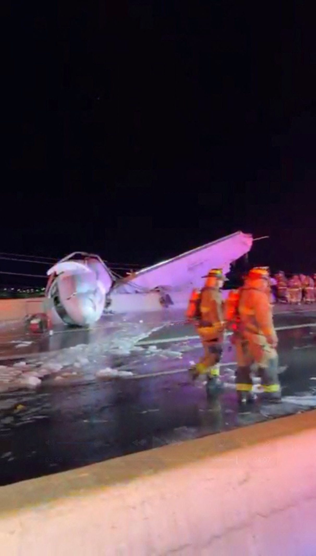 Mexikanisches Flugzeug stürzt auf amerikanische Autobahn