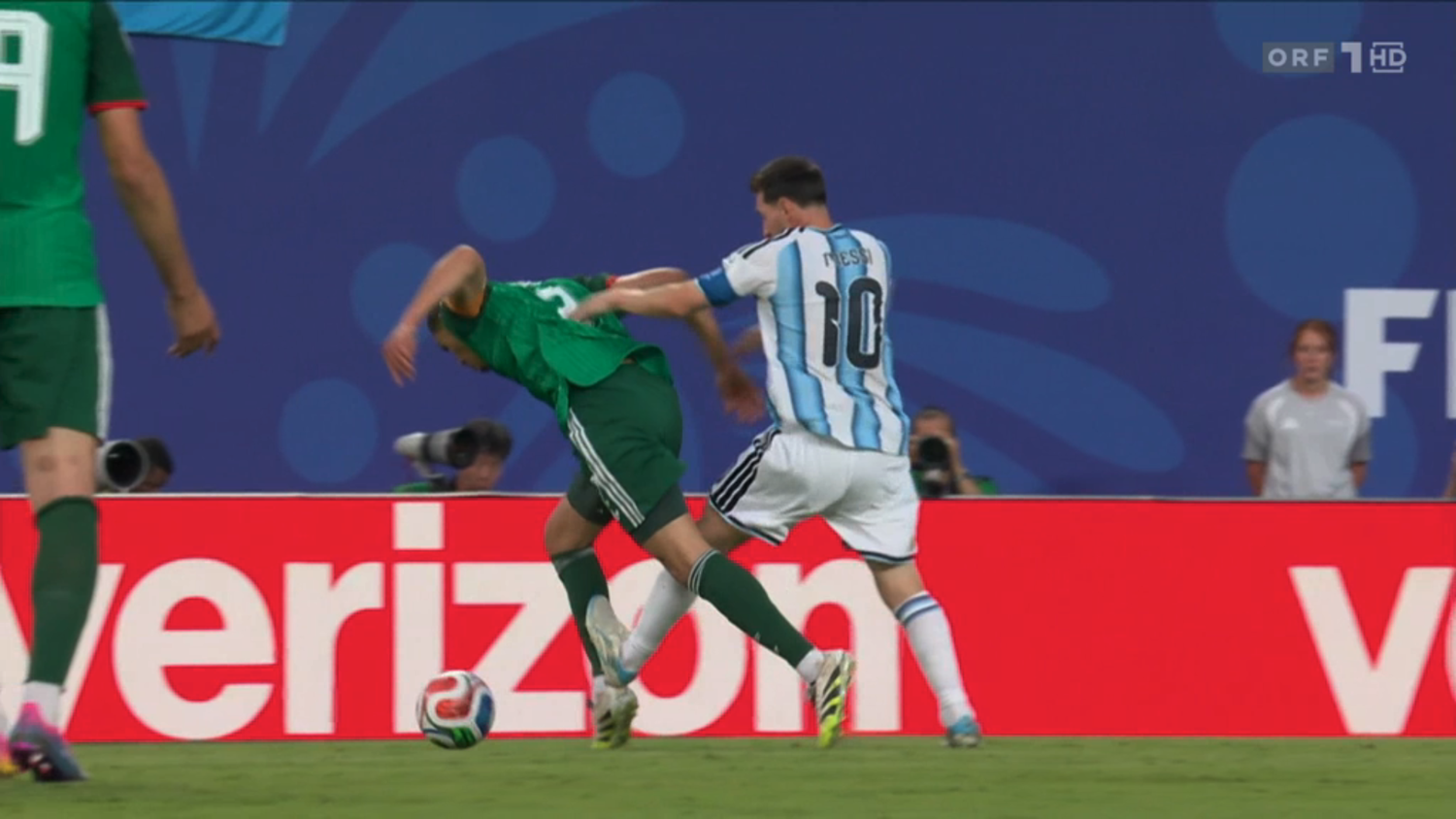 Lionel Messi foult Aissa Mandi