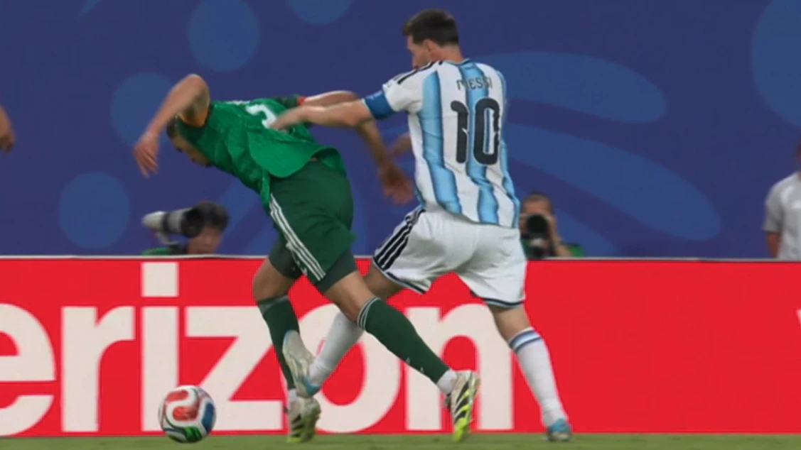 Lionel Messi foult Aissa Mandi