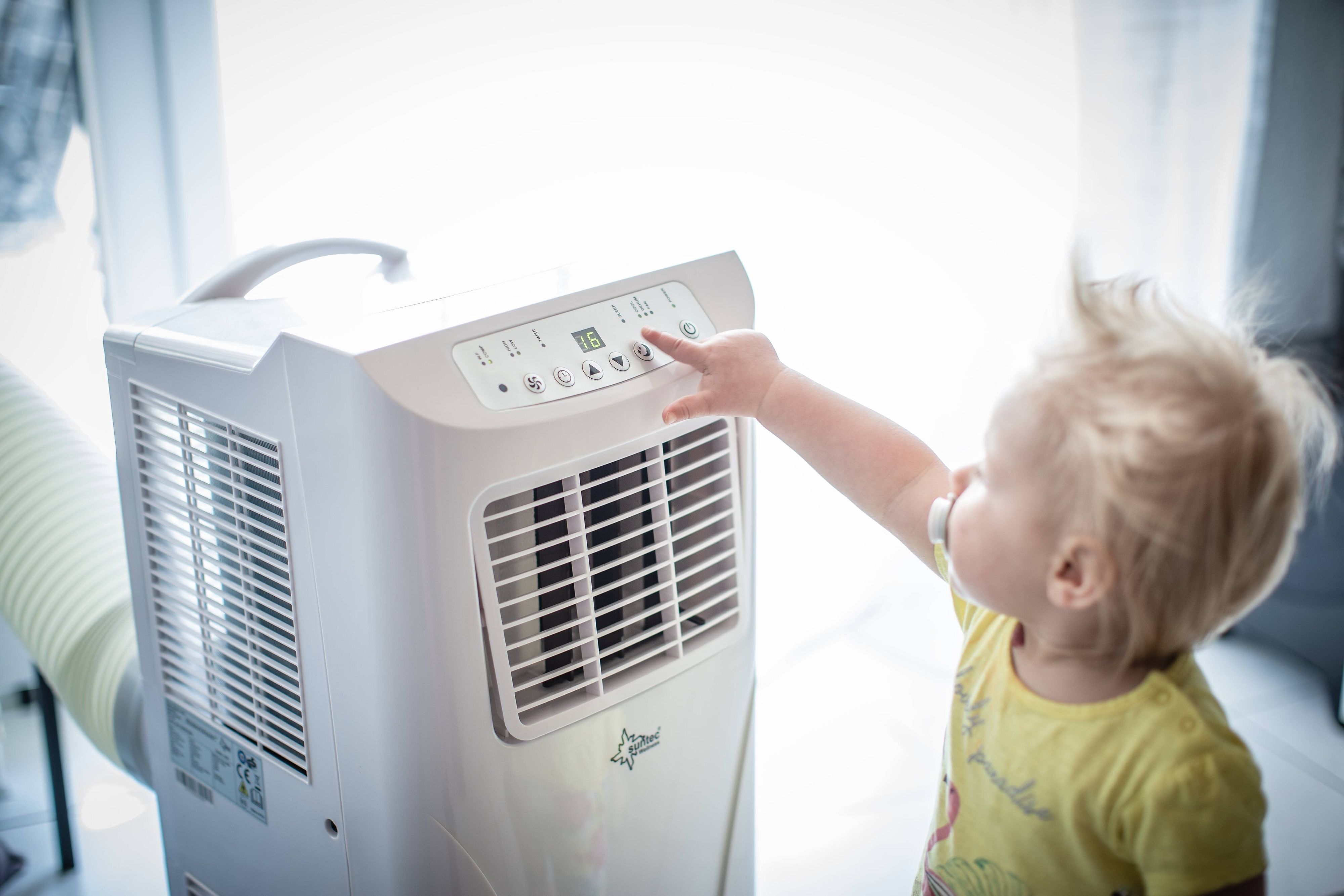 Wenn draußen eine Hitzewelle alle Schwitzen lässt, schaffen mobile Klimageräte angenehm kühle Temperaturen in den eigenen vier Wänden. Doch Vorsicht! Wer auch Gasthemen besitzt, muss aufpassen. Die Gefahr einer Kohlenmonoxid-Vergiftung ist groß.