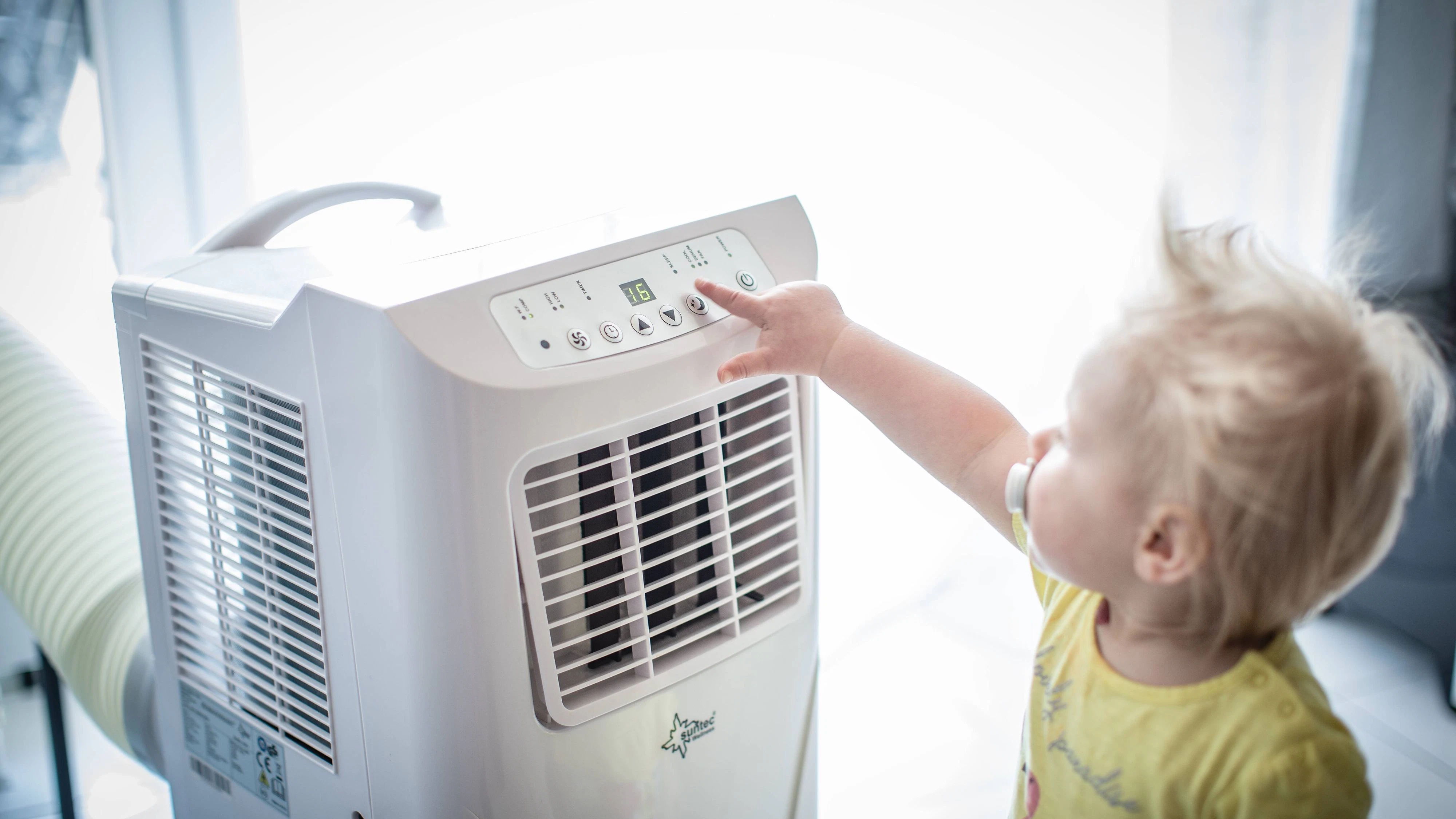 Wenn draußen eine Hitzewelle alle Schwitzen lässt, schaffen mobile Klimageräte angenehm kühle Temperaturen in den eigenen vier Wänden. Doch Vorsicht! Wer auch Gasthemen besitzt, muss aufpassen. Die Gefahr einer Kohlenmonoxid-Vergiftung ist groß.