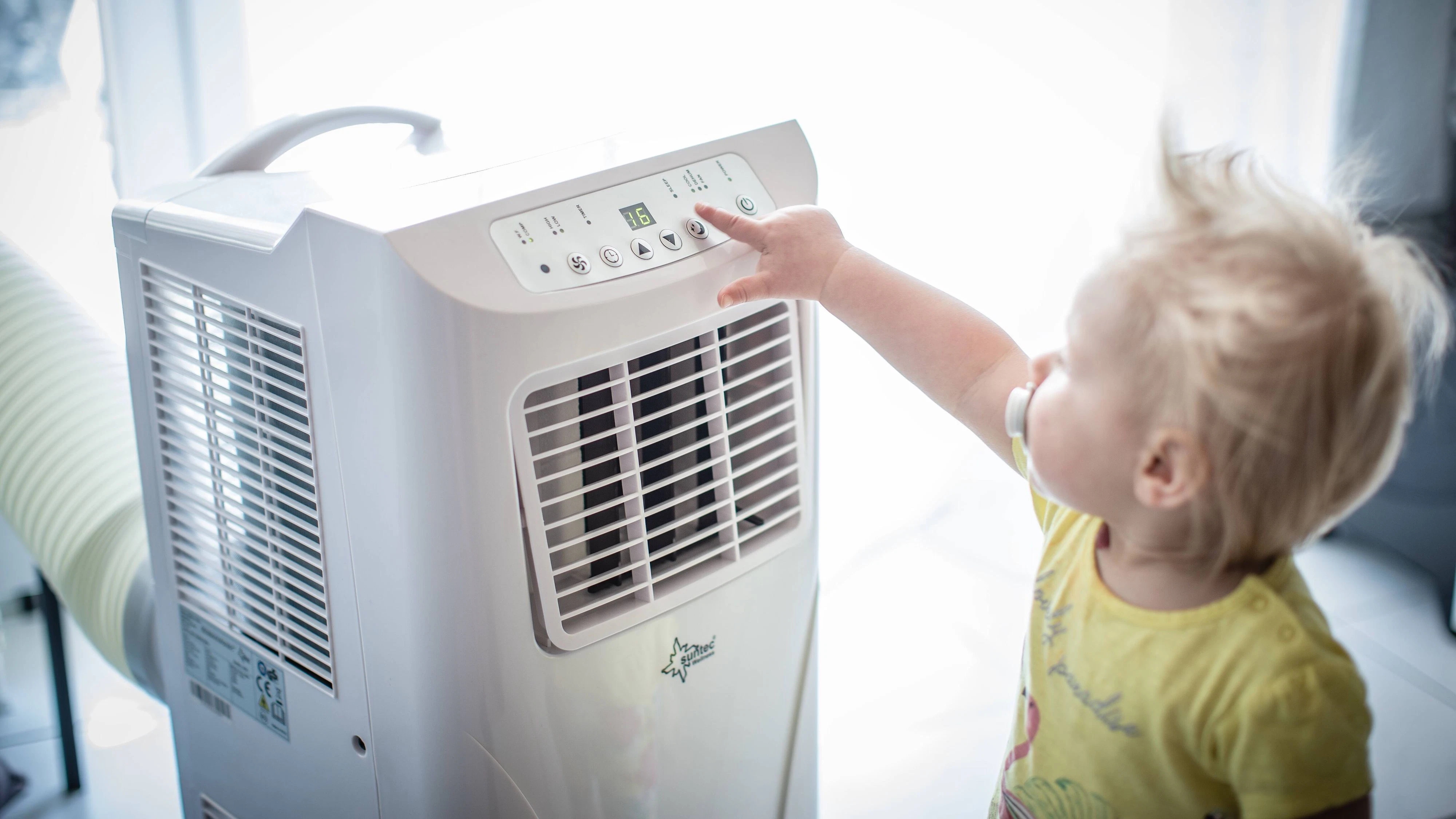 Wenn draußen eine Hitzewelle alle Schwitzen lässt, schaffen mobile Klimageräte angenehm kühle Temperaturen in den eigenen vier Wänden. Doch Vorsicht! Wer auch Gasthemen besitzt, muss aufpassen. Die Gefahr einer Kohlenmonoxid-Vergiftung ist groß.