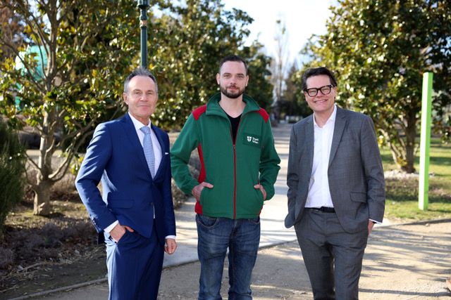 Chef der Stadtgärten Karl Hawliczek, Ausbilder für den Lehrberuf Klimagärtner Tobias Glitzner  und Stadtrat Jürgen Czernohorszky (v.l.).