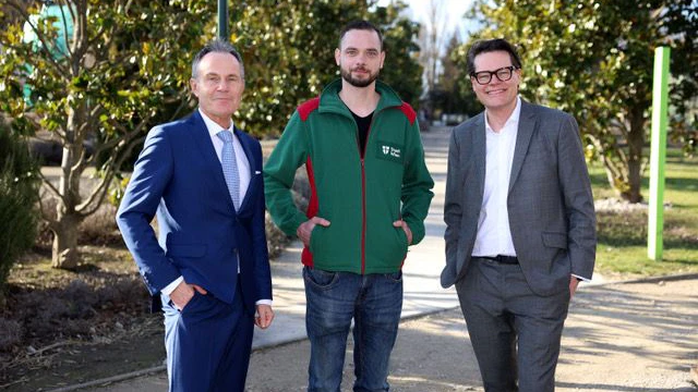 Chef der Stadtgärten Karl Hawliczek, Ausbilder für den Lehrberuf Klimagärtner Tobias Glitzner  und Stadtrat Jürgen Czernohorszky (v.l.).