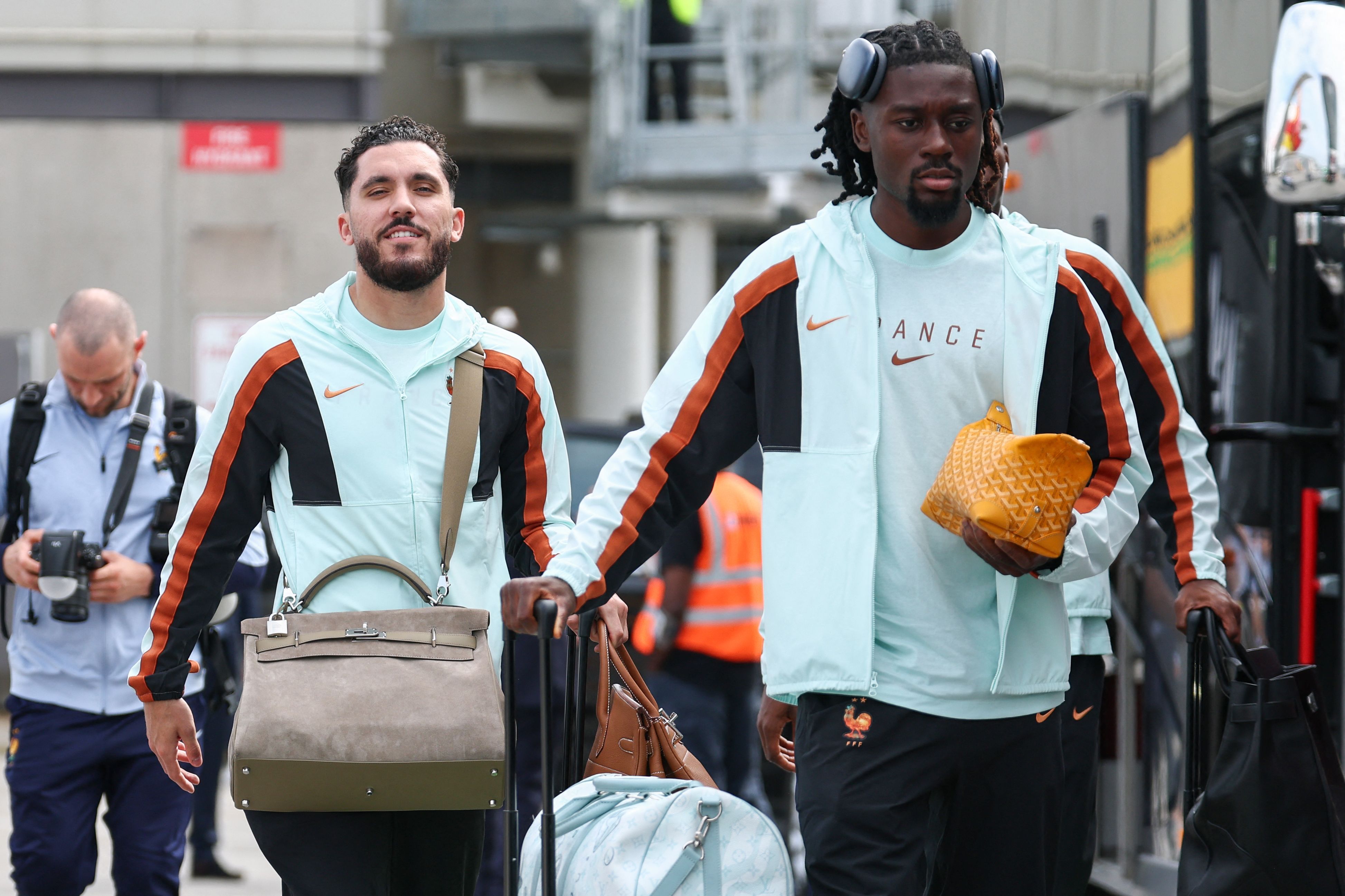 Spieler Rayan Cherki (l.) und Manu Kone (r.) mit Hermès- und Goyard-Taschen.