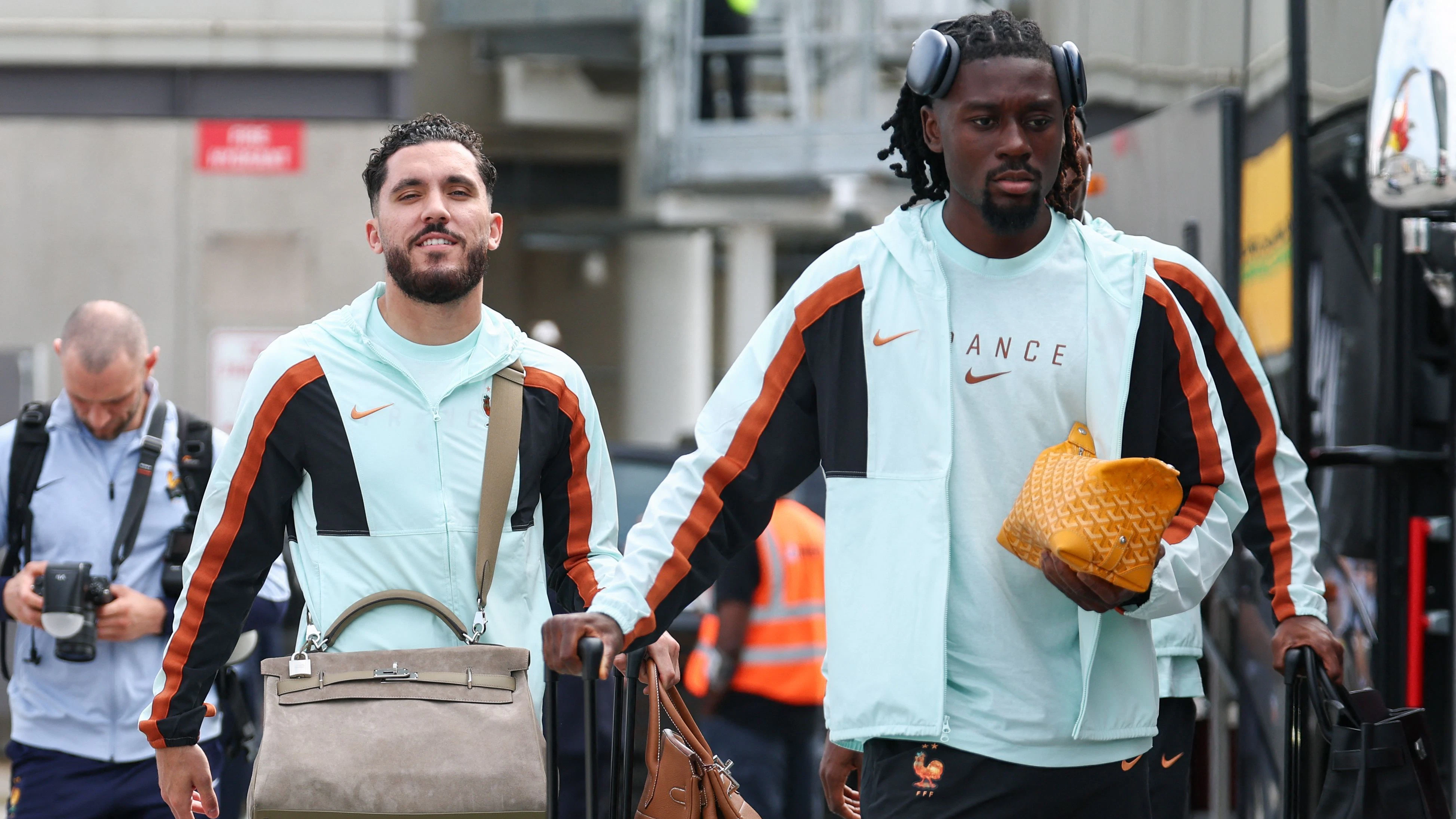 Spieler Rayan Cherki (l.) und Manu Kone (r.) mit Hermès- und Goyard-Taschen.