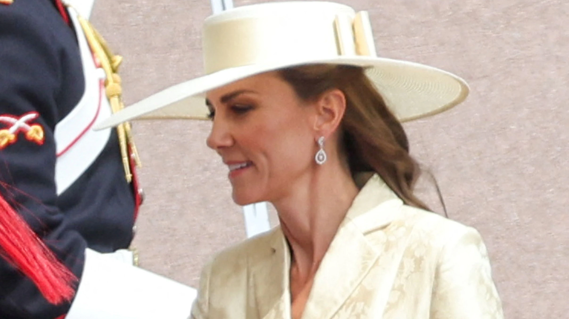 Kates Schmuck fiel auf.