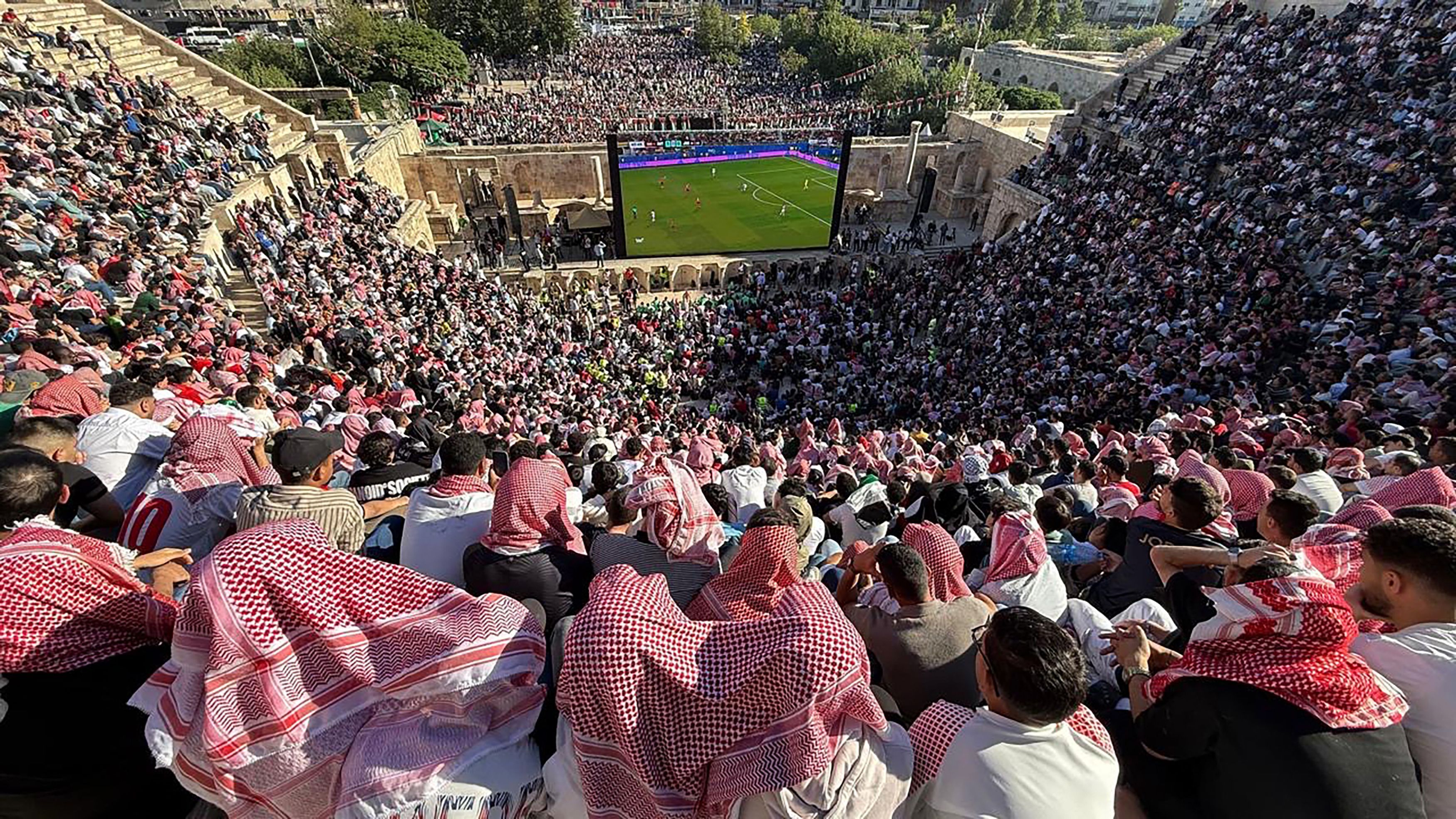 Public Viewing im Amphitheater in Amman in Jordanien.