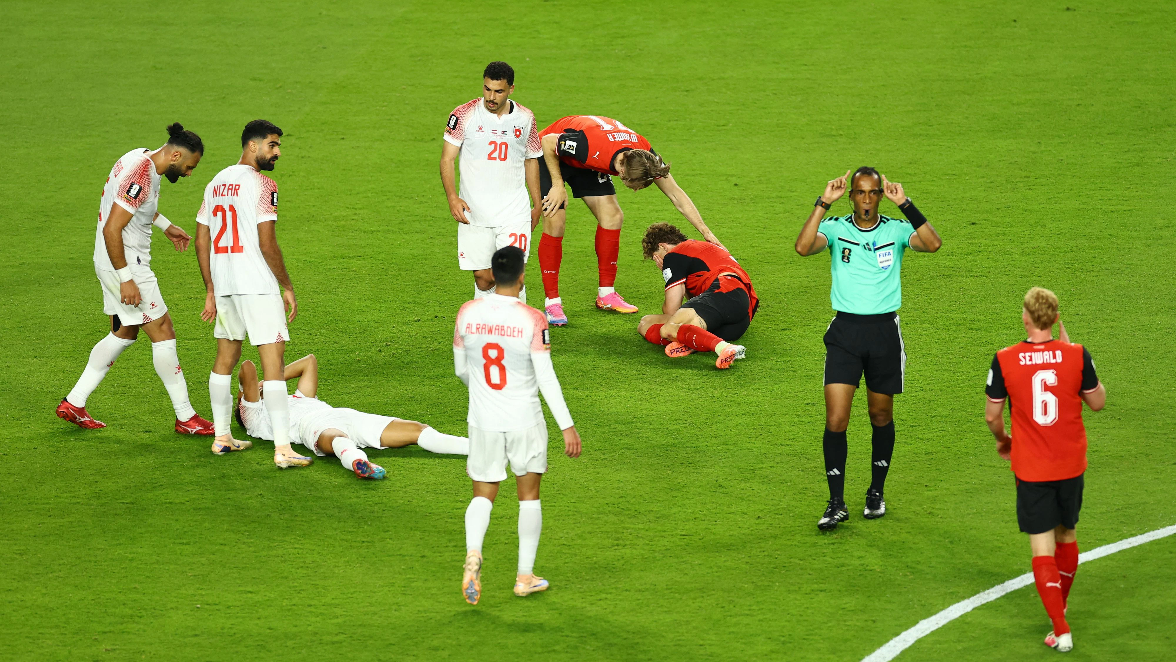 ÖFB-Ass Stefan Posch hat sich womöglich verletzt. 