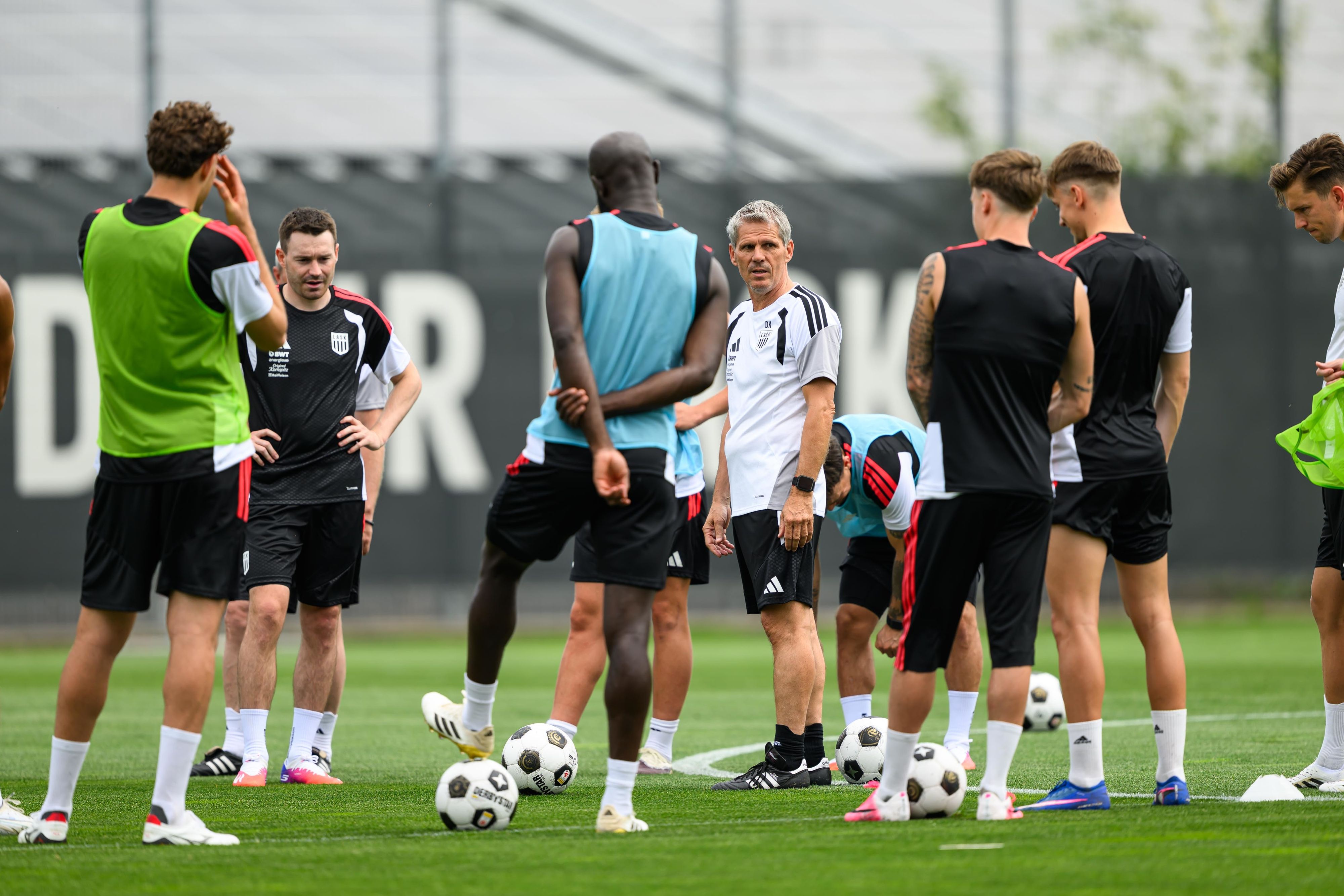 Kühbauer beim ersten LASK-Training
