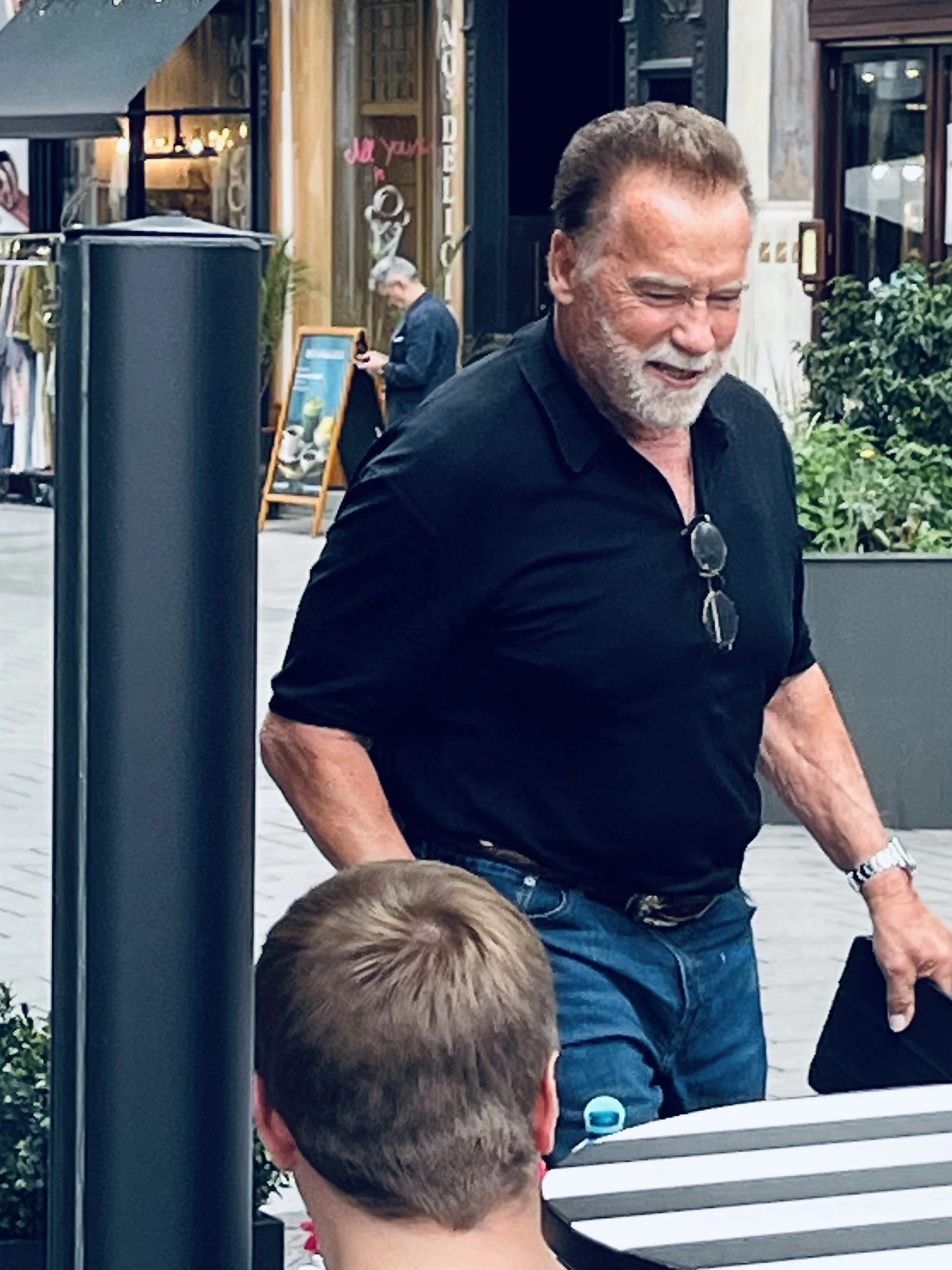 Hier spaziert Arnold Schwarzenegger durch die Wiener Innenstadt.