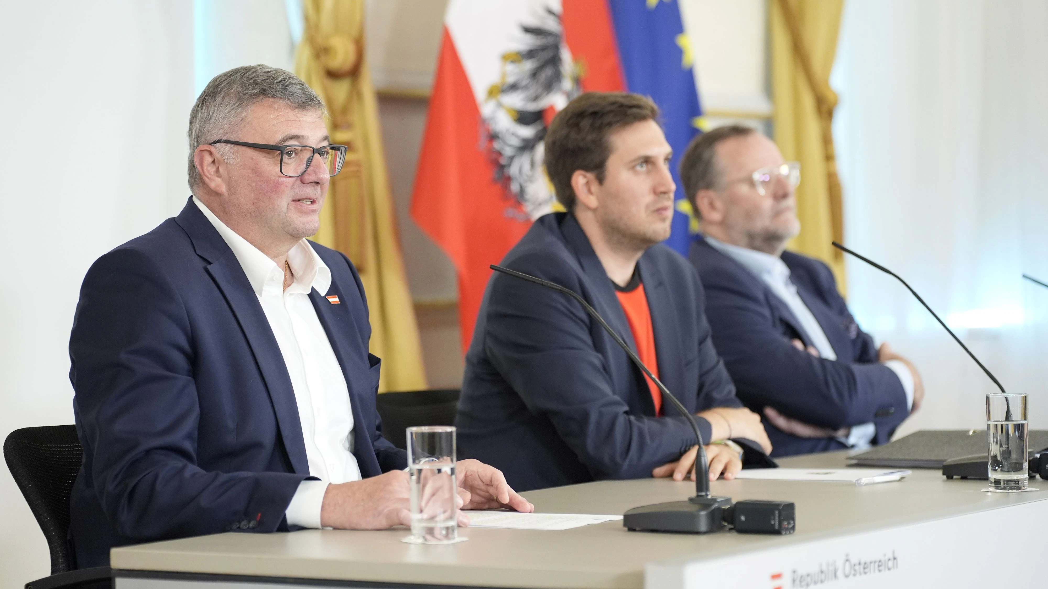Mit dem neuen Paket verspricht die Regierung weniger Zettelwirtschaft und schnellere Verfahren.