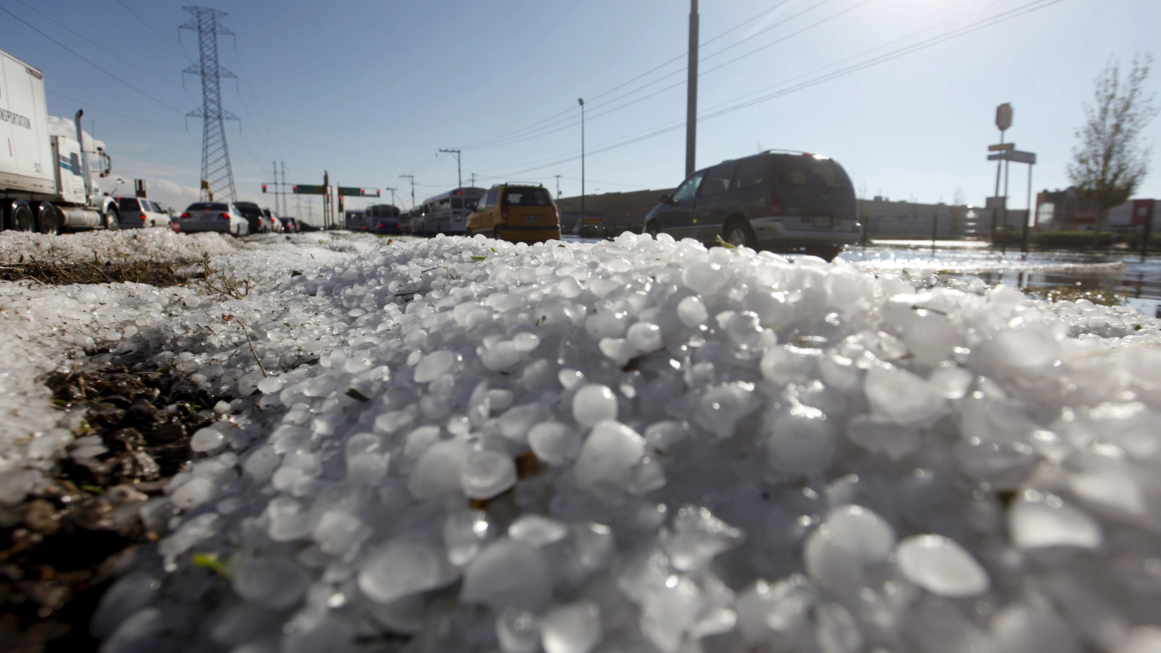 Hagel erreicht Boden in massiven Eisklumpen