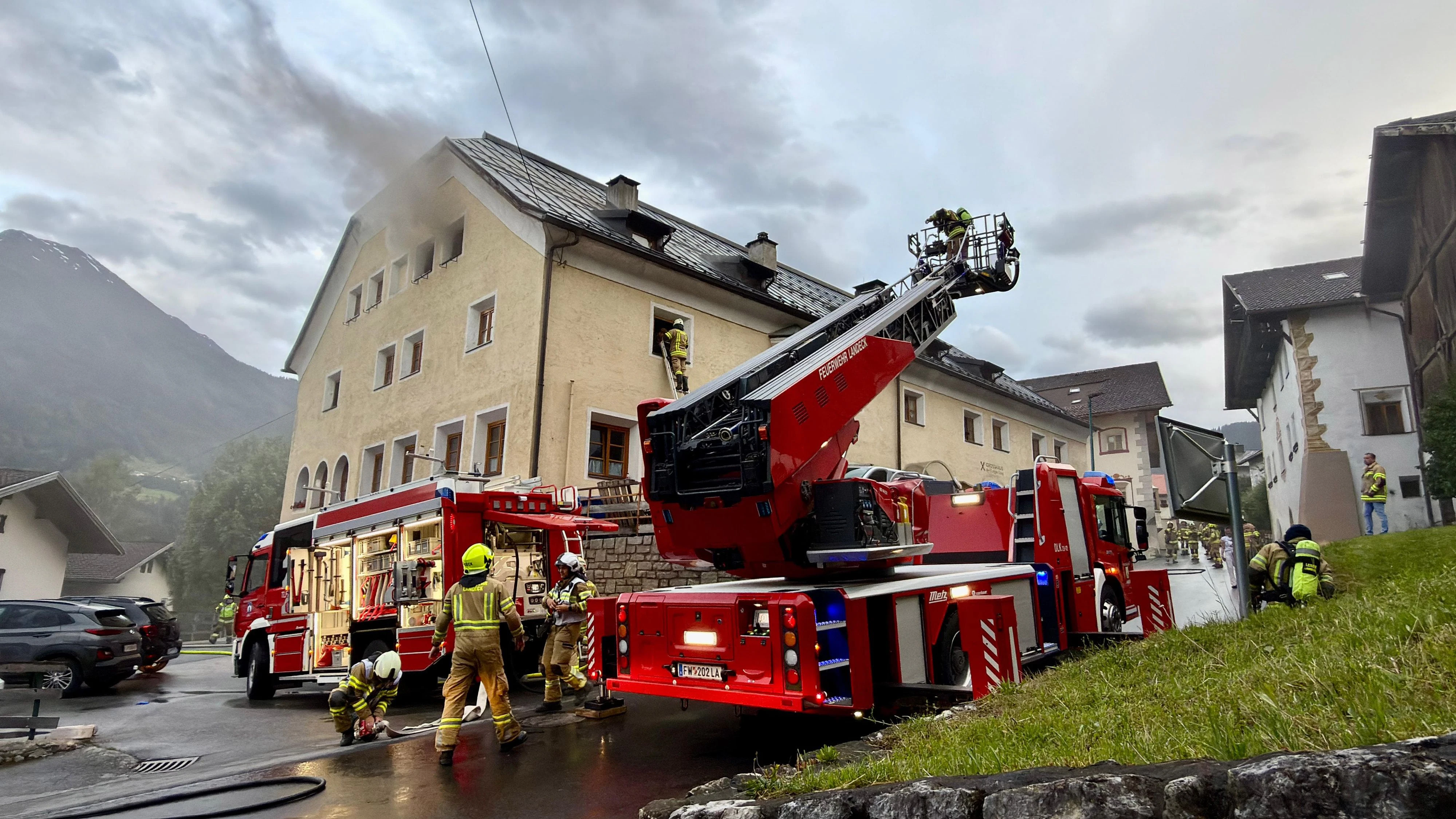 Heute.at - Bewohner mit Leitern aus brennendem Gebäude gerettet