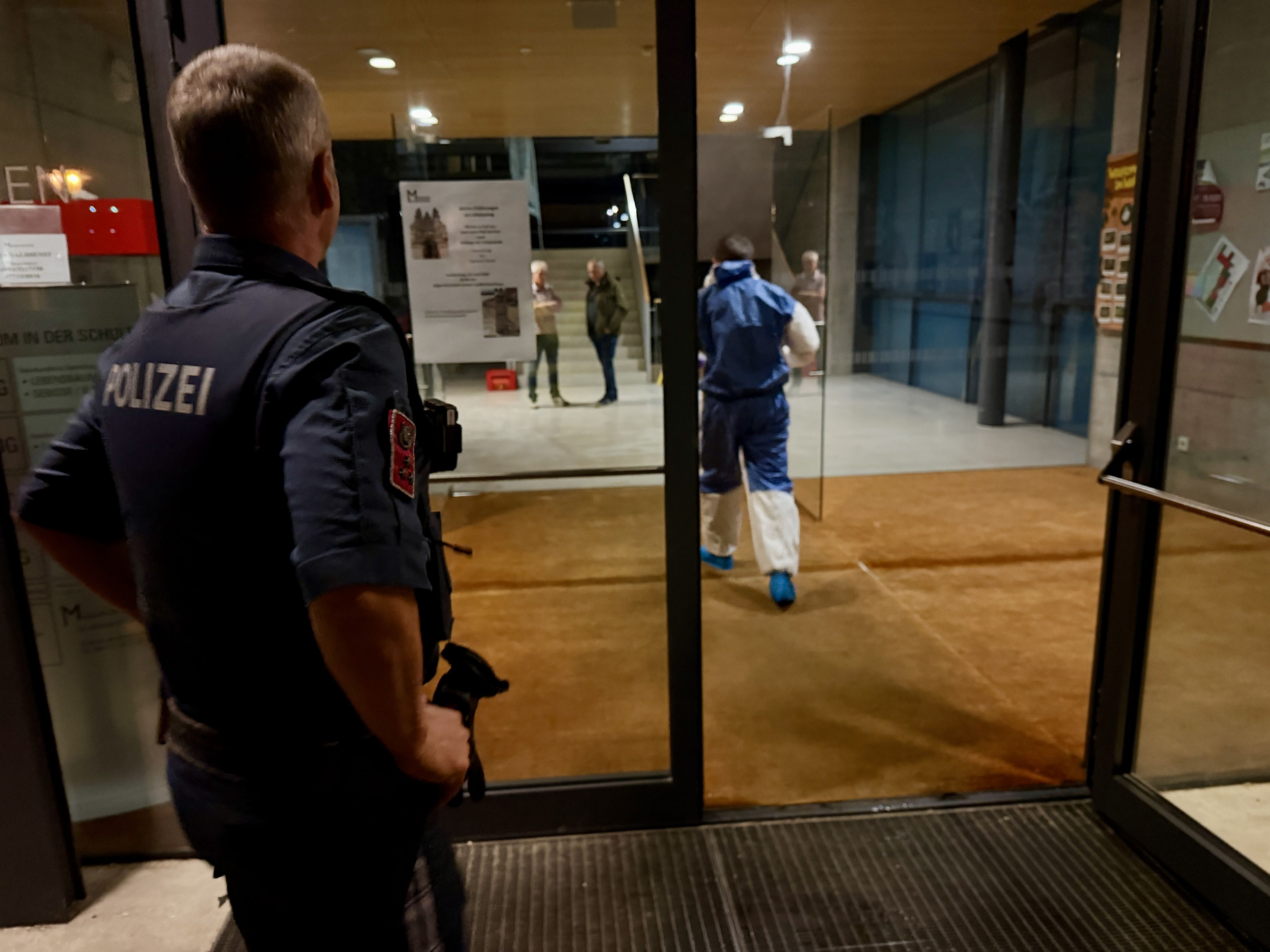 Polizeieinsatz bei der Mittelschule in Taufkirchen an der Pram (Bezirk Schärding), nachdem dort eine 28-jährige Frau tot aufgefunden worden war. 