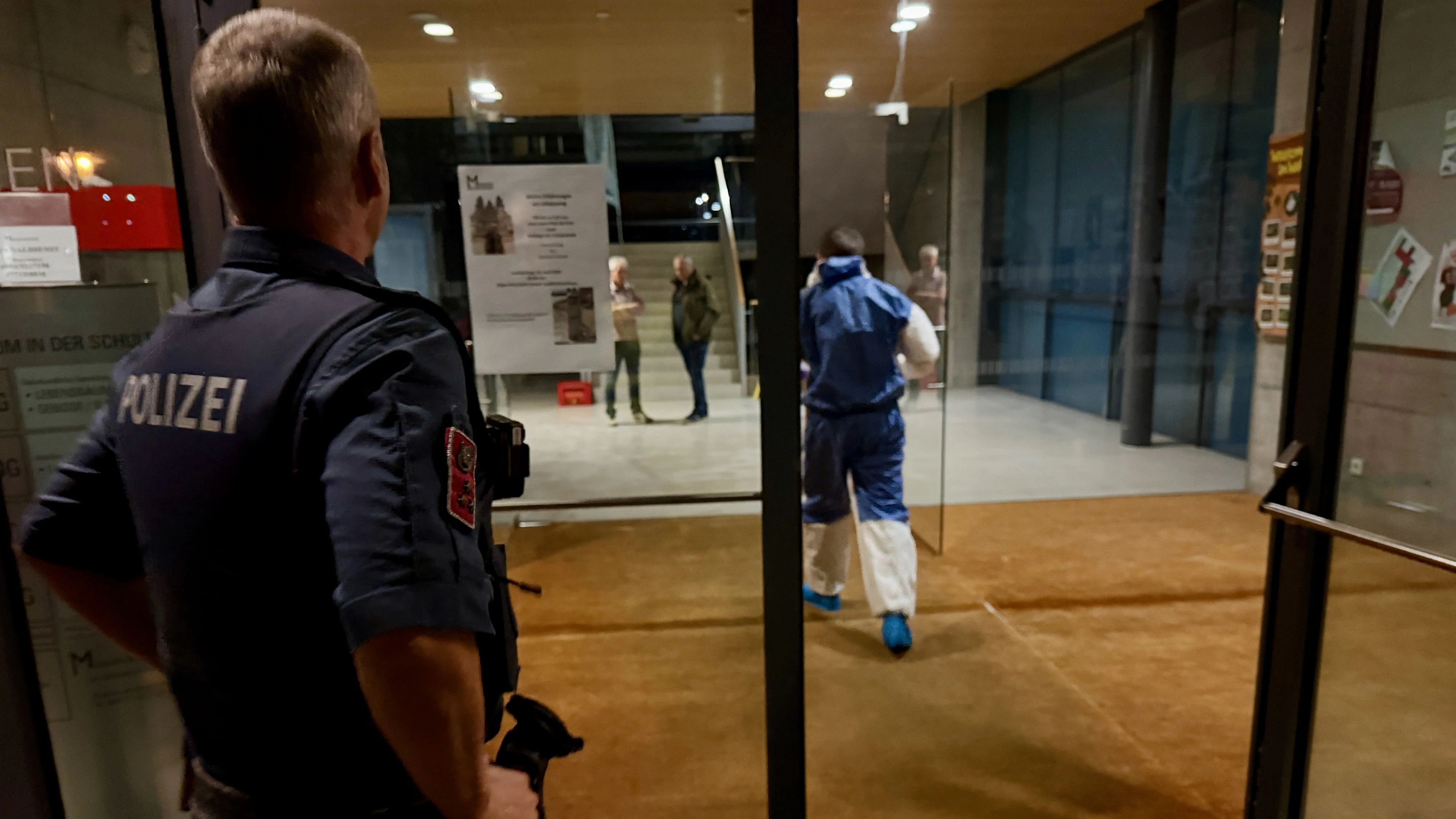 Polizeieinsatz bei der Mittelschule in Taufkirchen an der Pram (Bezirk Schärding), nachdem dort eine 28-jährige Frau tot aufgefunden worden war. 