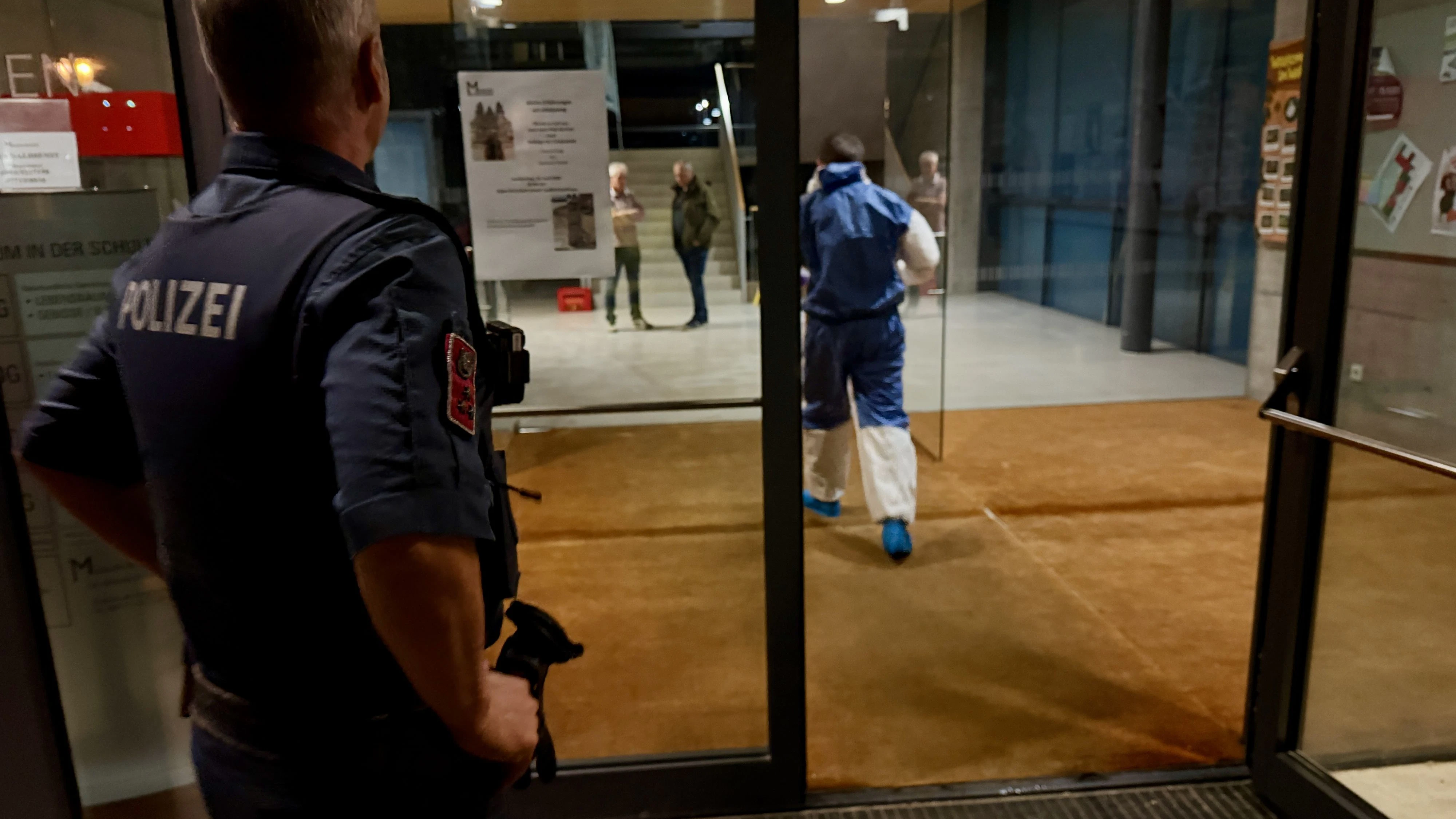 Polizeieinsatz bei der Mittelschule in Taufkirchen an der Pram (Bezirk Schärding), nachdem dort eine 28-jährige Frau tot aufgefunden worden war. 