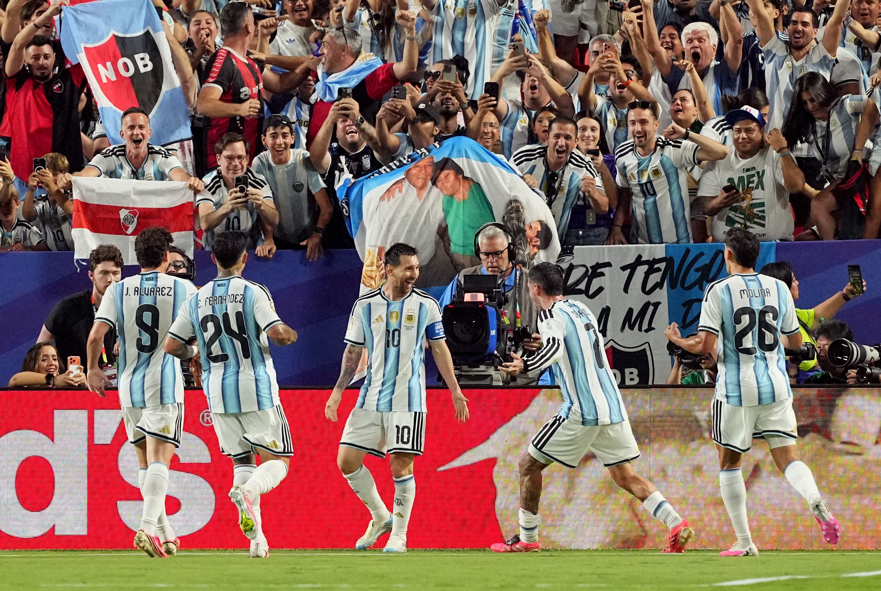 Lionel Messi wird von Mitspielern und den Fans gefeiert.