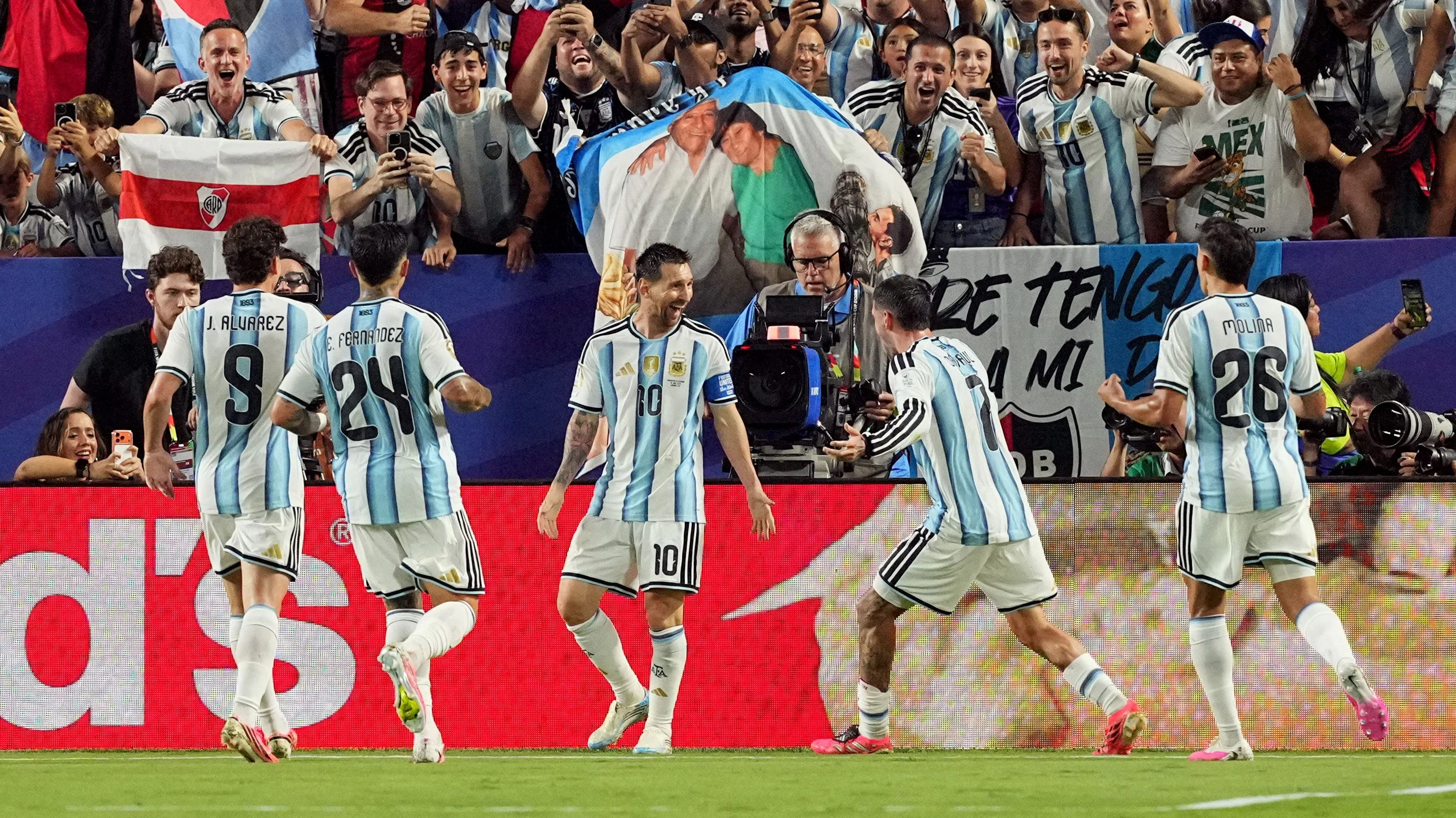 Lionel Messi wird von Mitspielern und den Fans gefeiert.