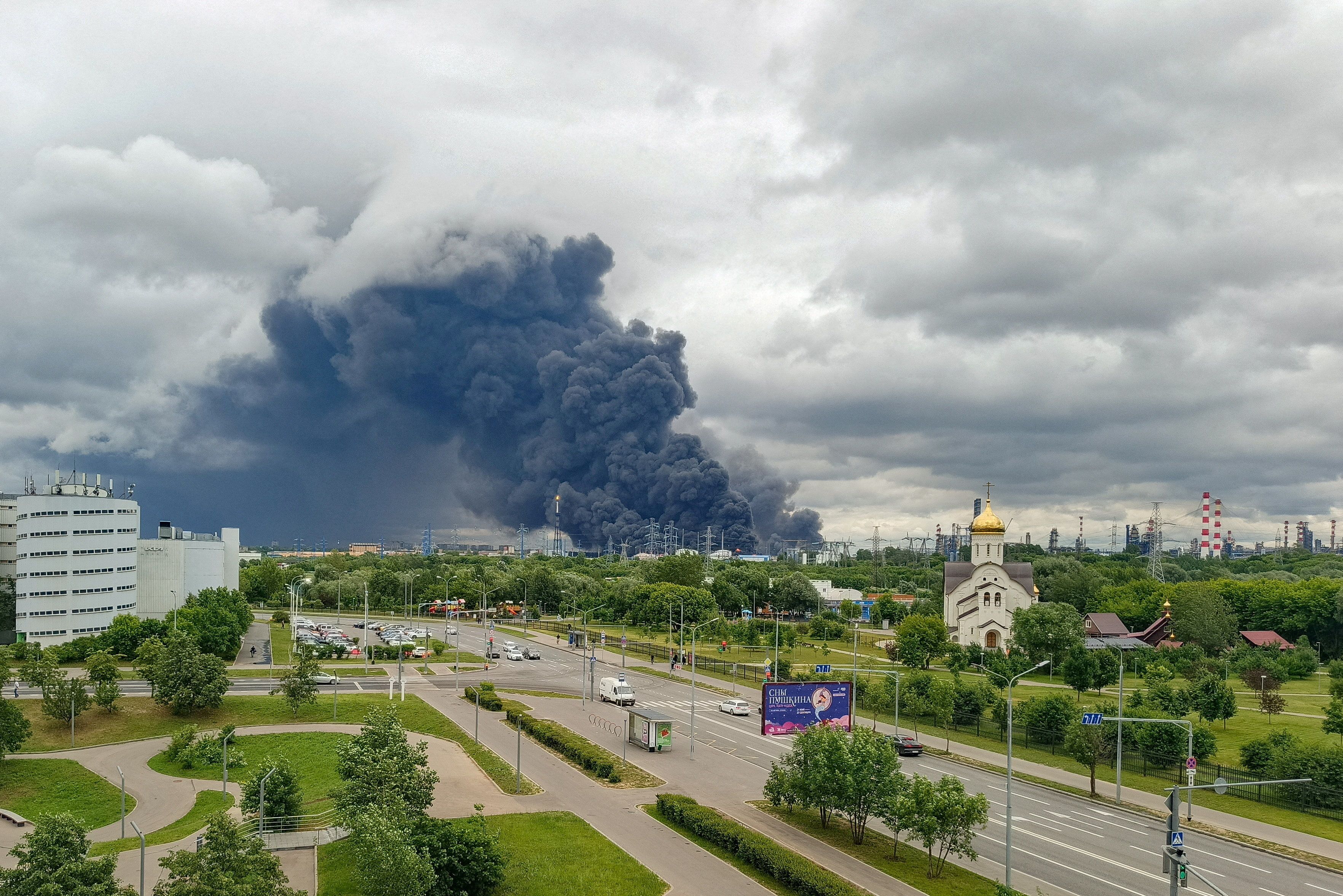 Heute.at - Riesen-Rauchwolken über Moskau - Ölraffinerie getroffen