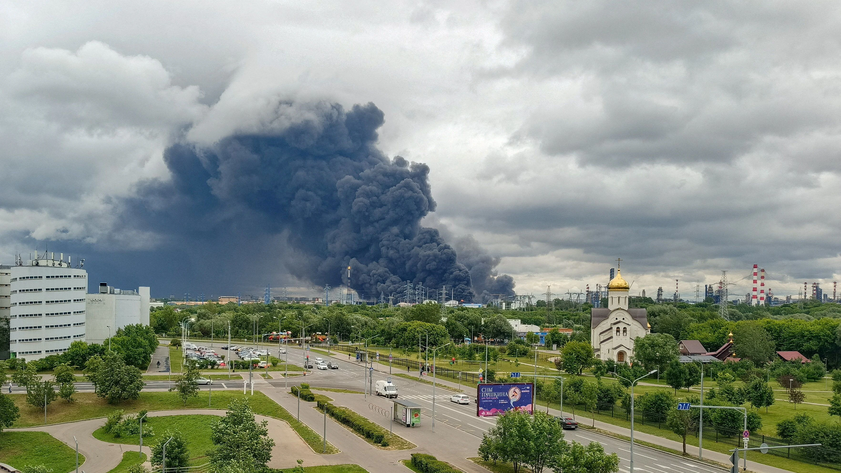 Smoke rises from an oil refinery following a Ukrainian drone attack in the course of Russia-Ukraine conflict, in Moscow, Russia, June 18, 2026, in this picture obtained from social media. SOCIAL MEDIA/via REUTERS  THIS IMAGE HAS BEEN SUPPLIED BY A THIRD PARTY.     TPX IMAGES OF THE DAY     
